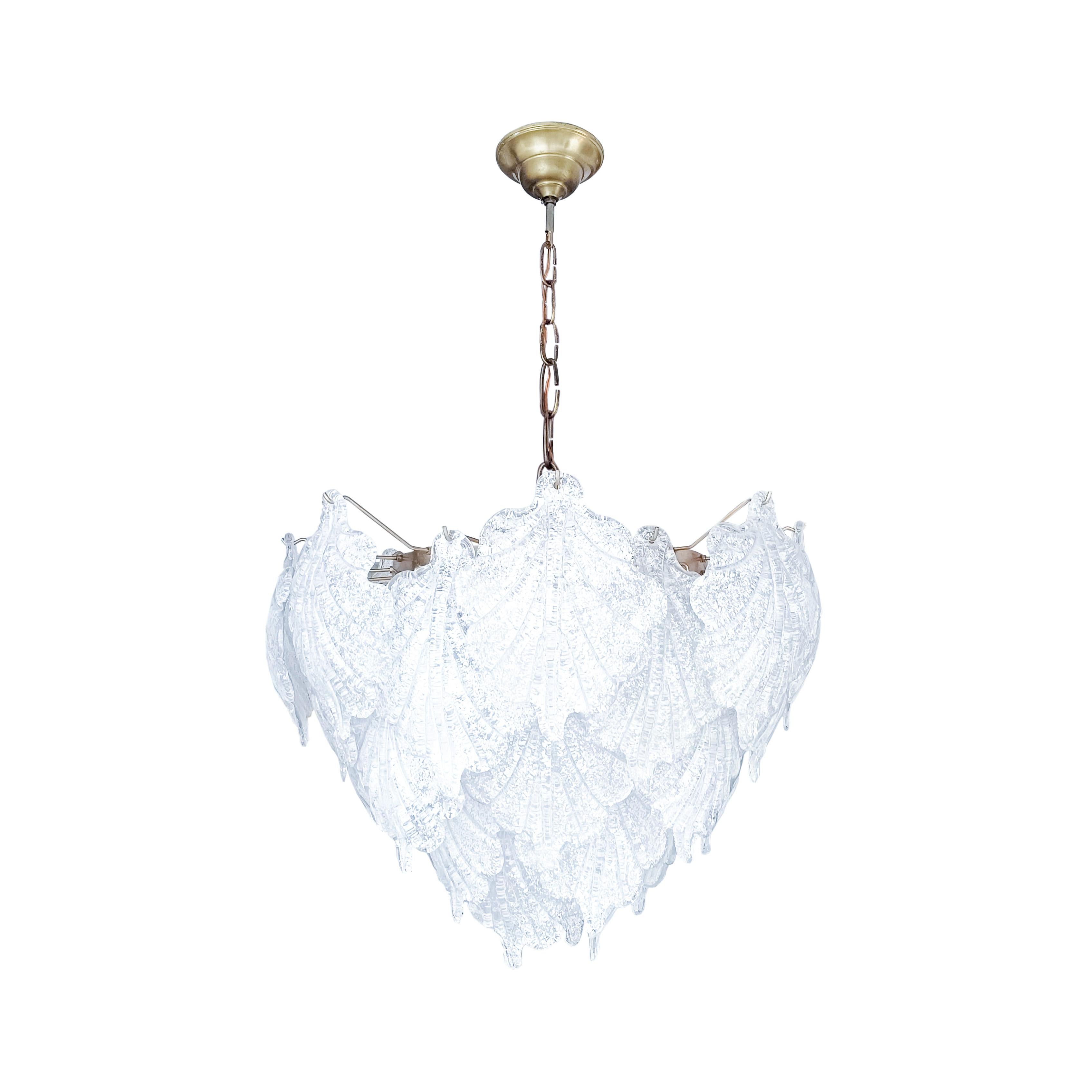 Lampadario a petali in vetro di Murano di AV One, Italia, anni Settanta. Composto da una struttura in ottone e cromo dorato dove 32 foglie in vetro di Murano del tipo 