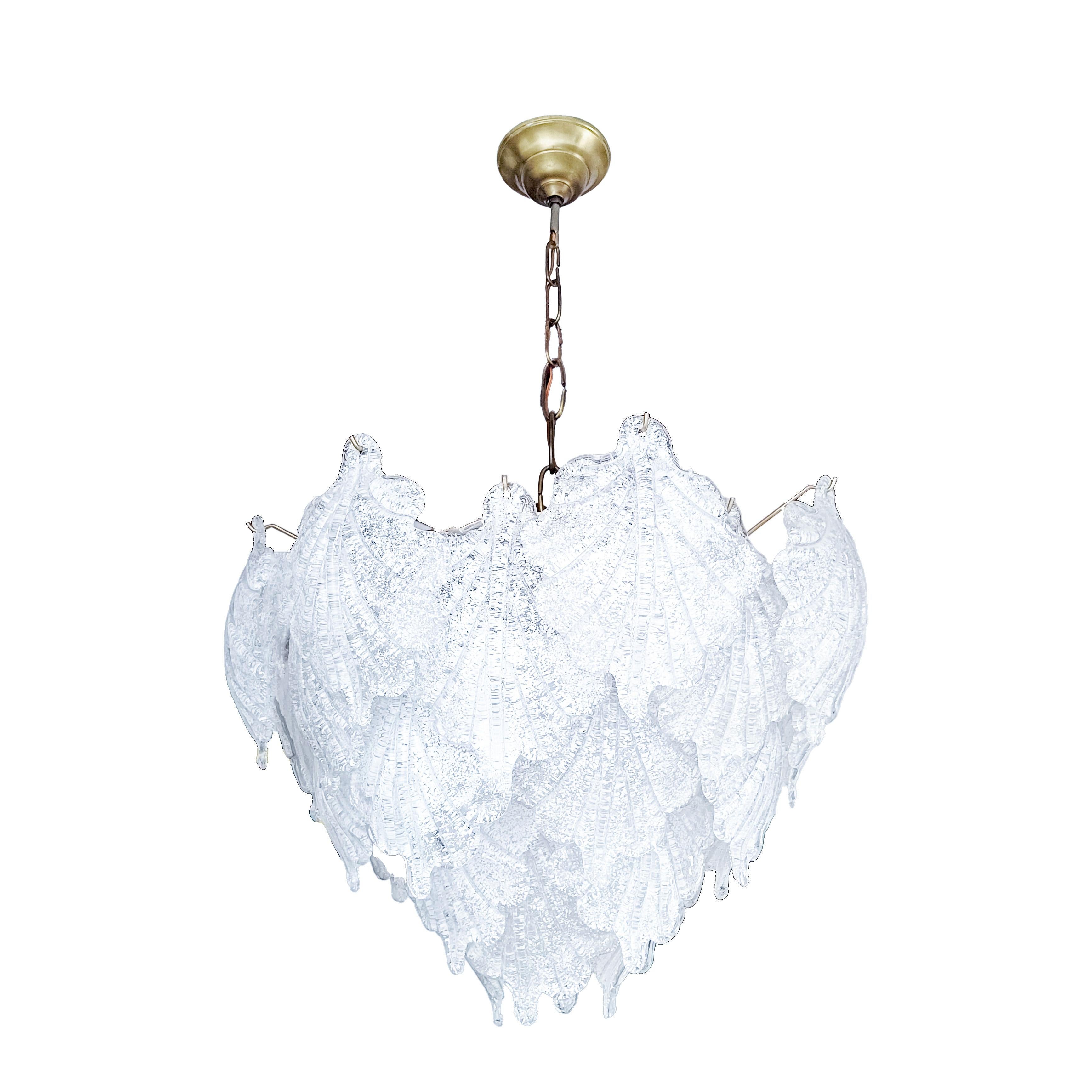 Italiano AVMazzega. Lampadario Hollywood Regency con foglie in vetro di Murano, Italia, anni '70 in vendita