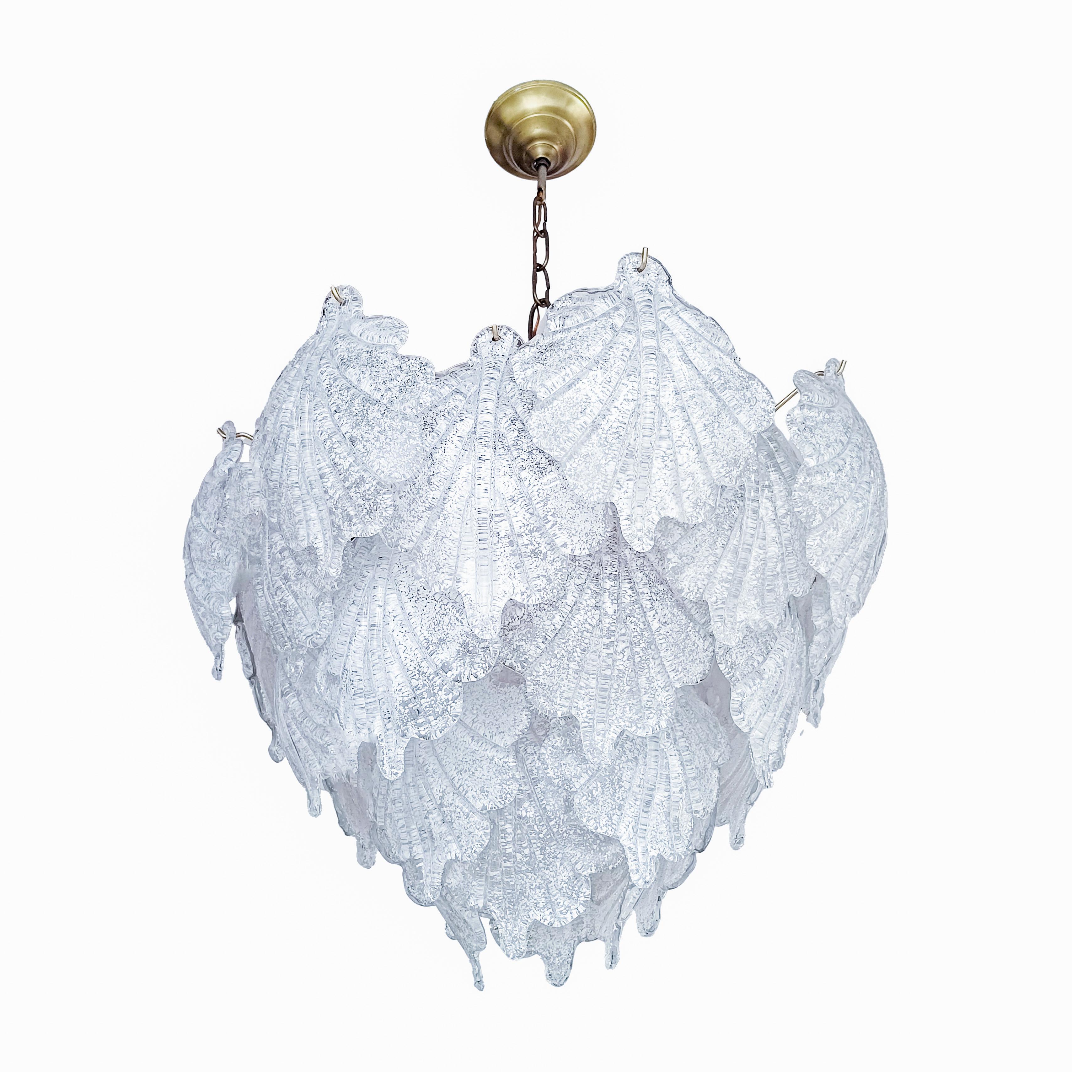 Fatto a mano AVMazzega. Lampadario Hollywood Regency con foglie in vetro di Murano, Italia, anni '70 in vendita