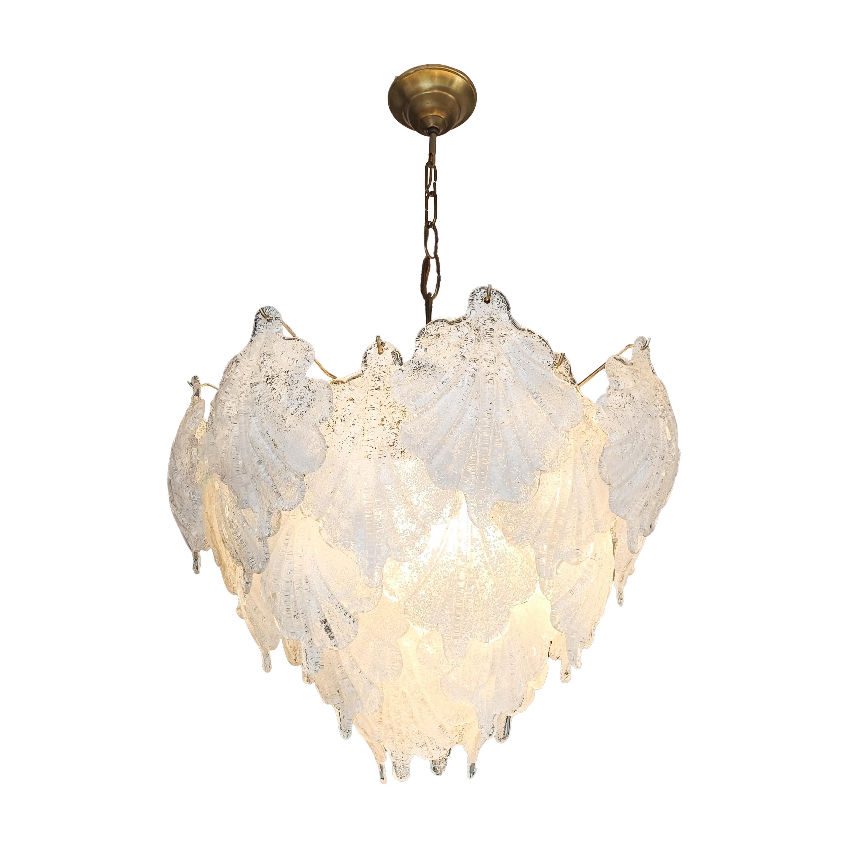 AVMazzega. Lampadario Hollywood Regency con foglie in vetro di Murano, Italia, anni '70 In condizioni buone in vendita a SANT ADRIÀ DE BESÒS, ES
