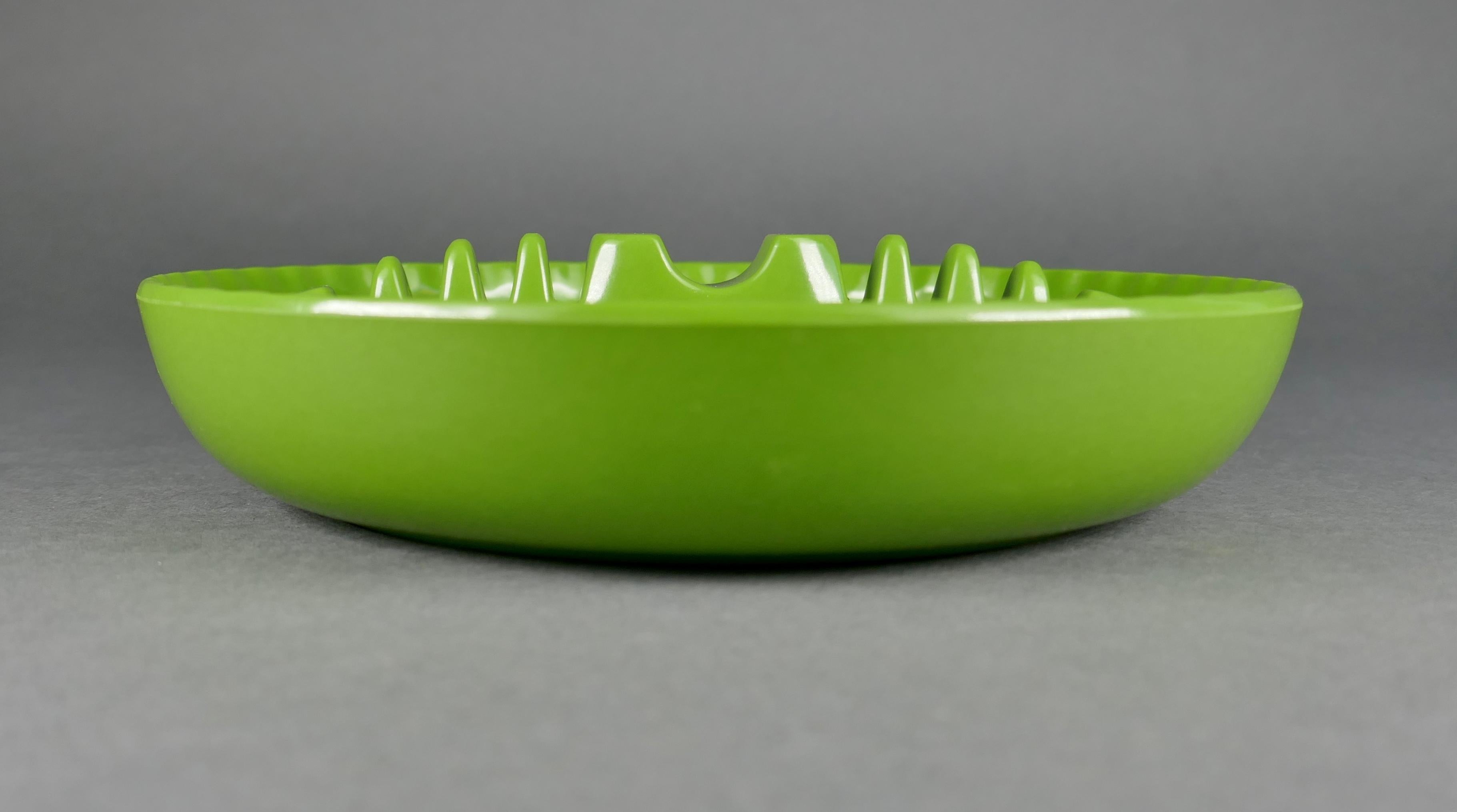 Mid-Century Modern Cendrier en mélamine vert avocat des années 1960 en vente