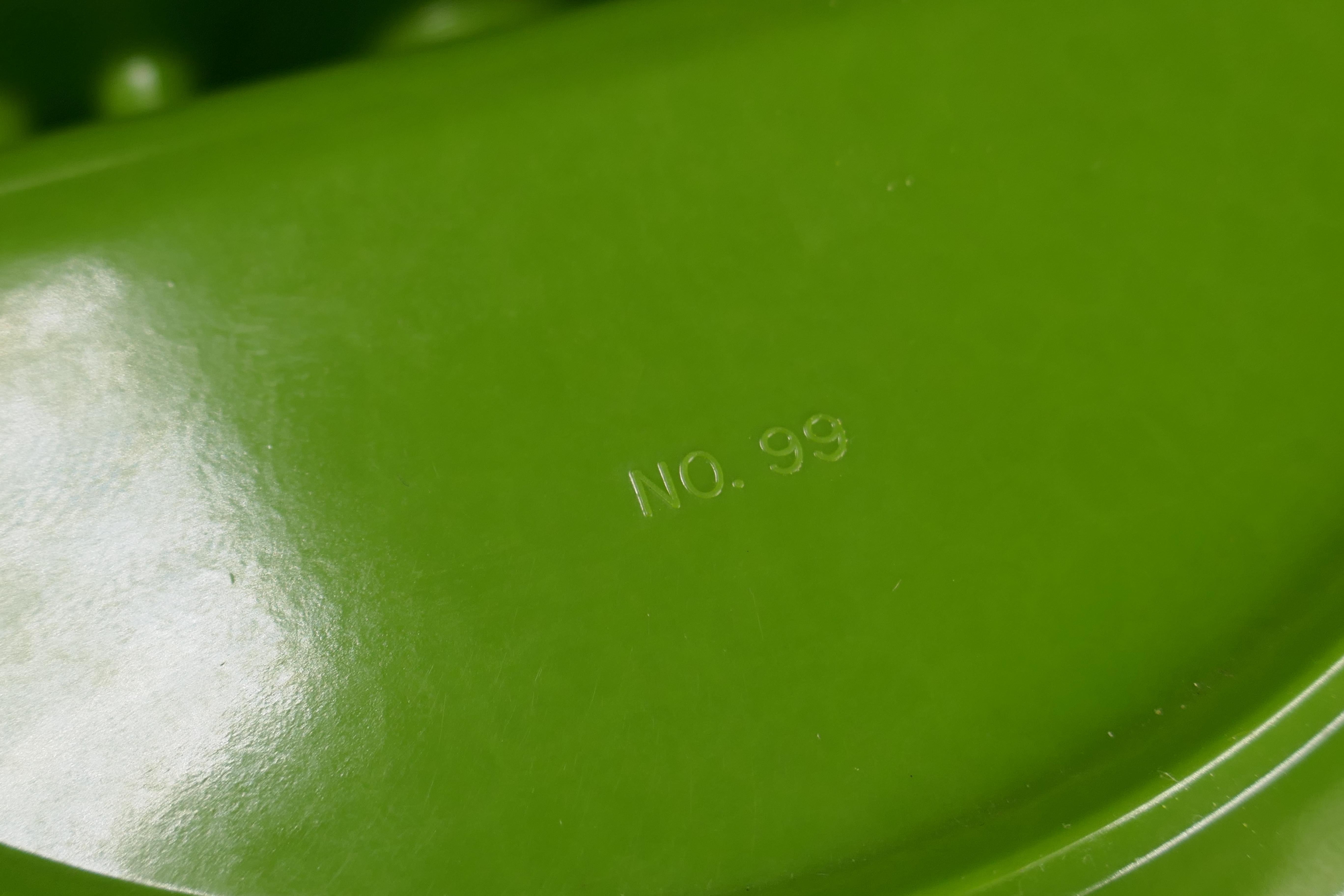 Cendrier en mélamine vert avocat des années 1960 en vente 1