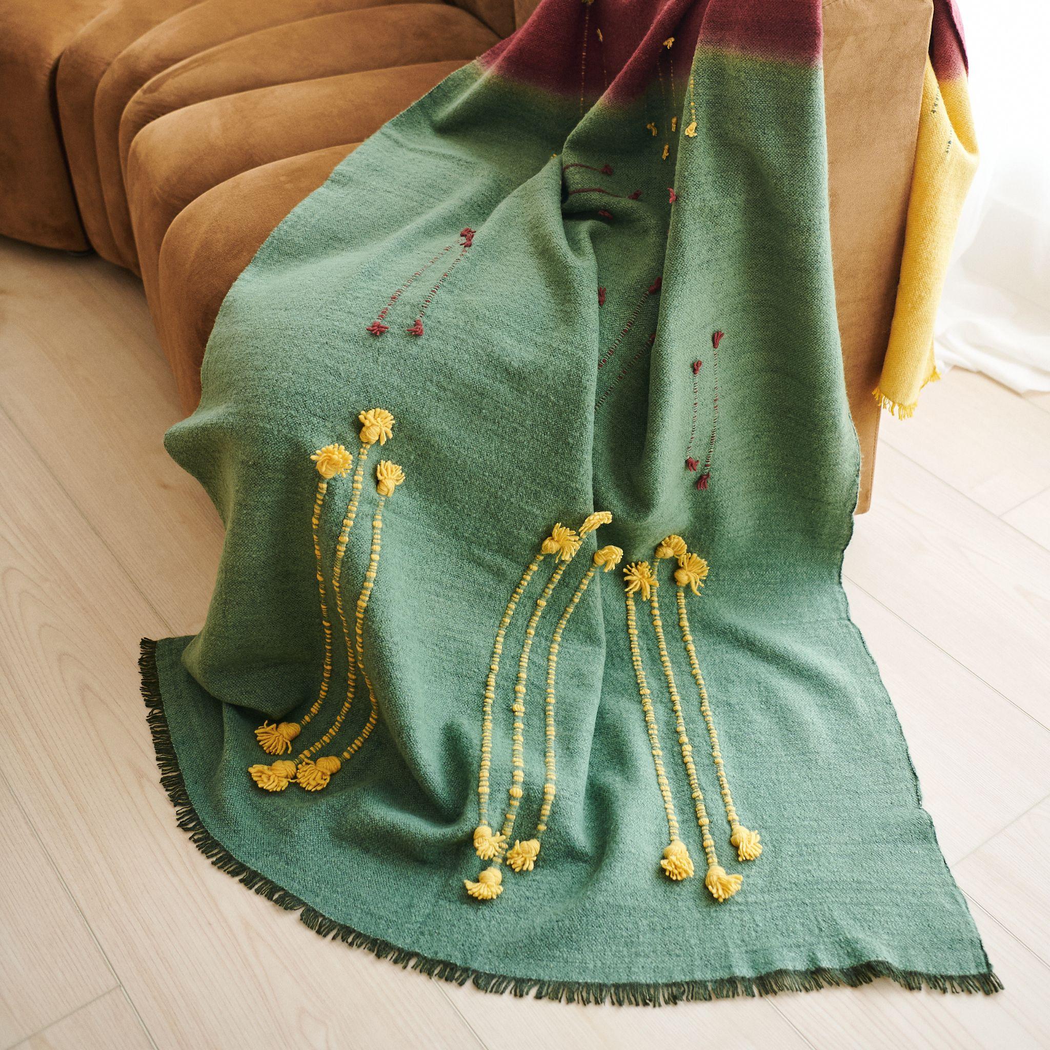 XXIe siècle et contemporain Greene & Greene Greene (vert avocat) Écharpe de couverture en peluche tissée à la main, texturée et artisanale en vente
