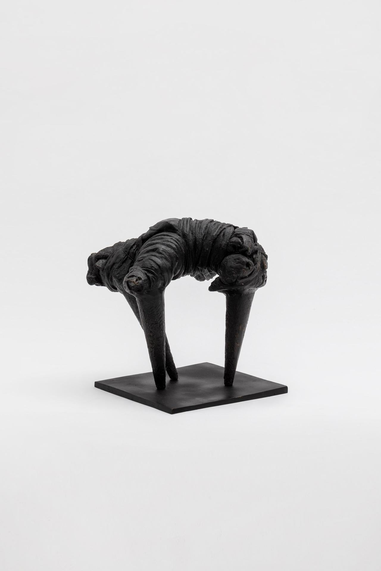 L'évitement. Comme un homme sur des échasses, un personnage se tortillant sur ses jambes coniques. Une larve luttant pour sortir de son cocon. Ce retrait intime, physique et cérébral, favorise finalement l'individualité. 

*80% de bronze