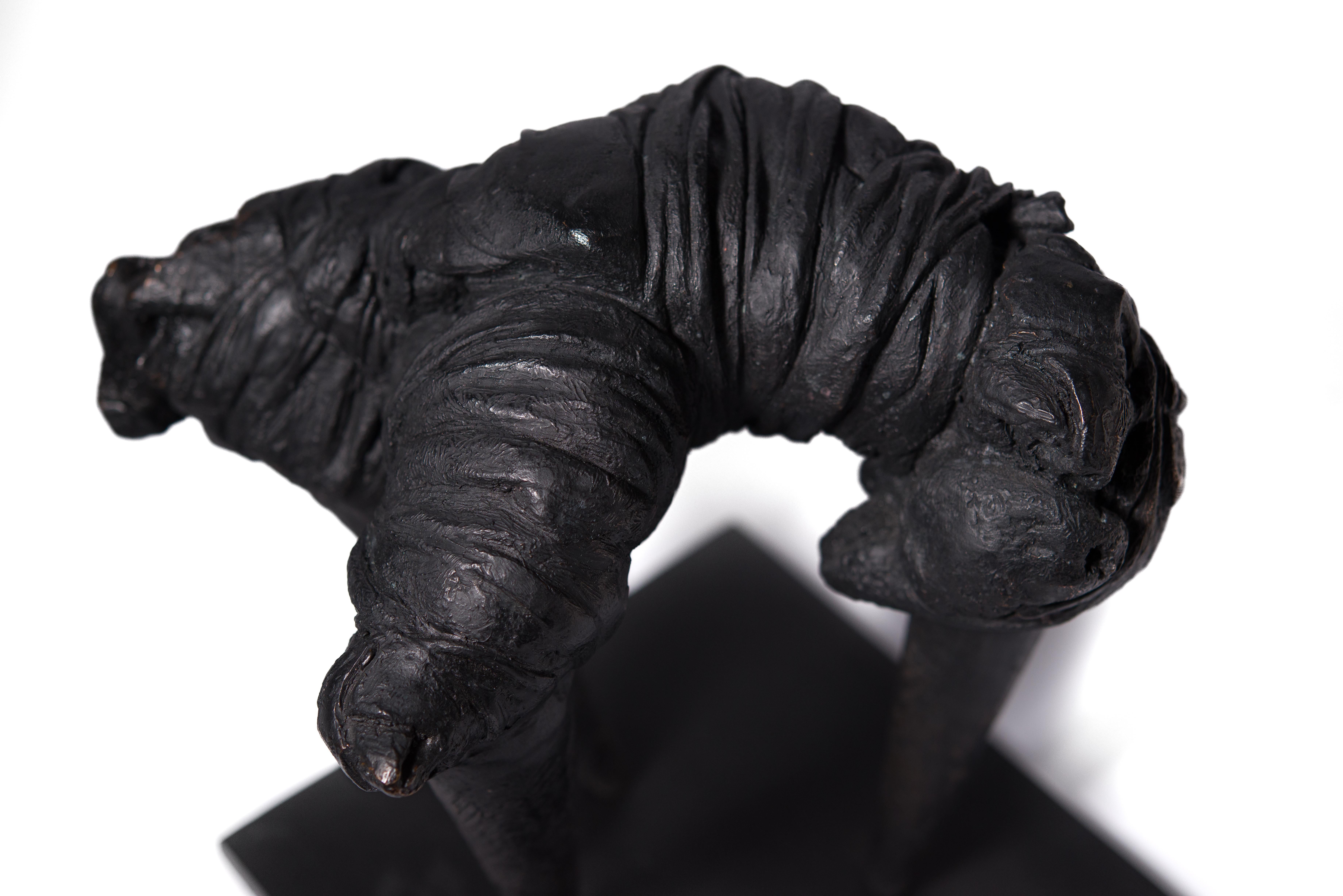 italien Avoidance, sculpture contemporaine en fonte de bronze, patine noire. en vente