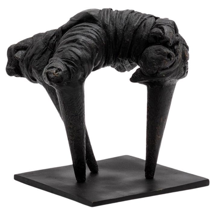 Avoidance, sculpture contemporaine en fonte de bronze, patine noire.