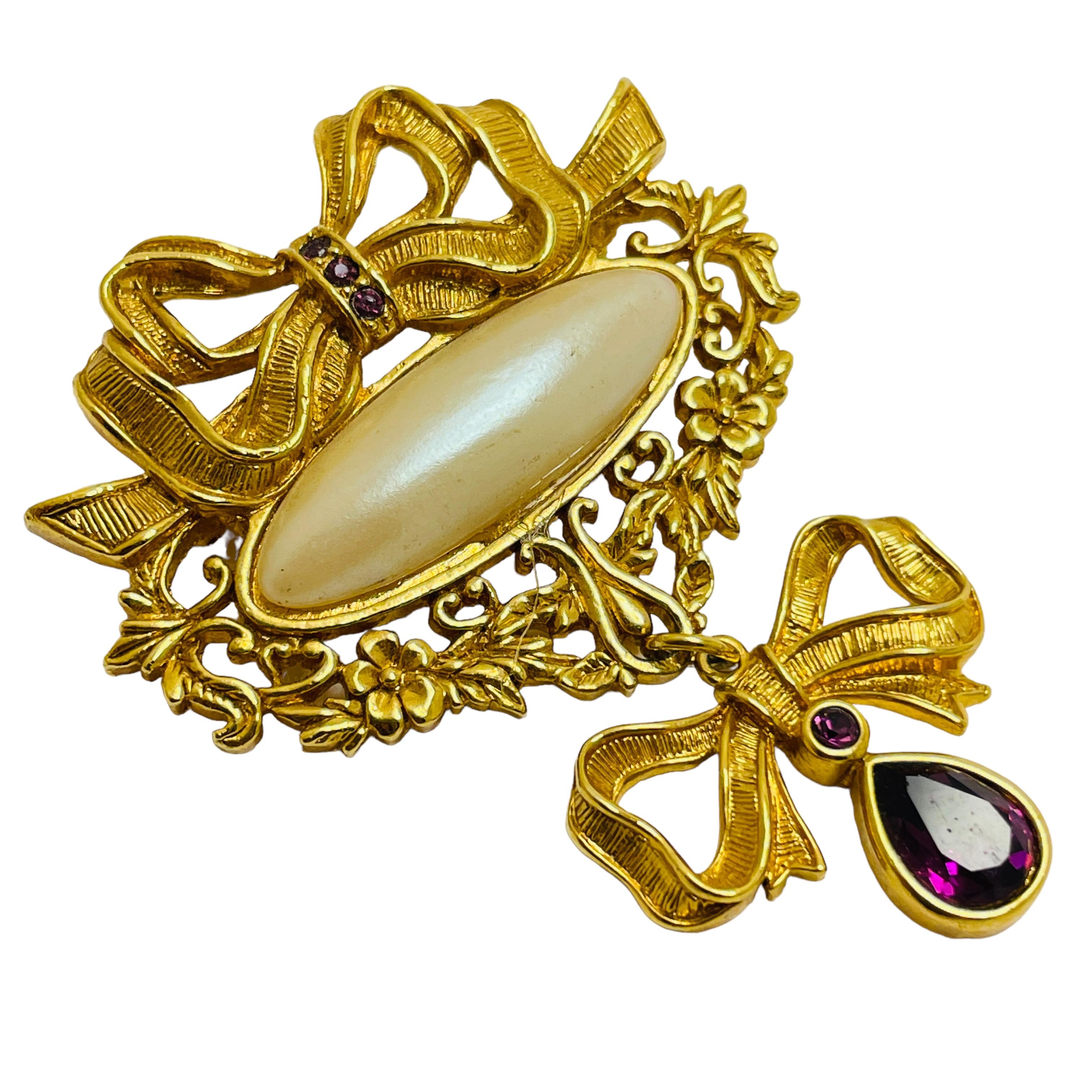 DETAILS

• signed AVON 

• gold tone with faux stones

• vintage designer brooch

MEASUREMENTS  

• 2.5