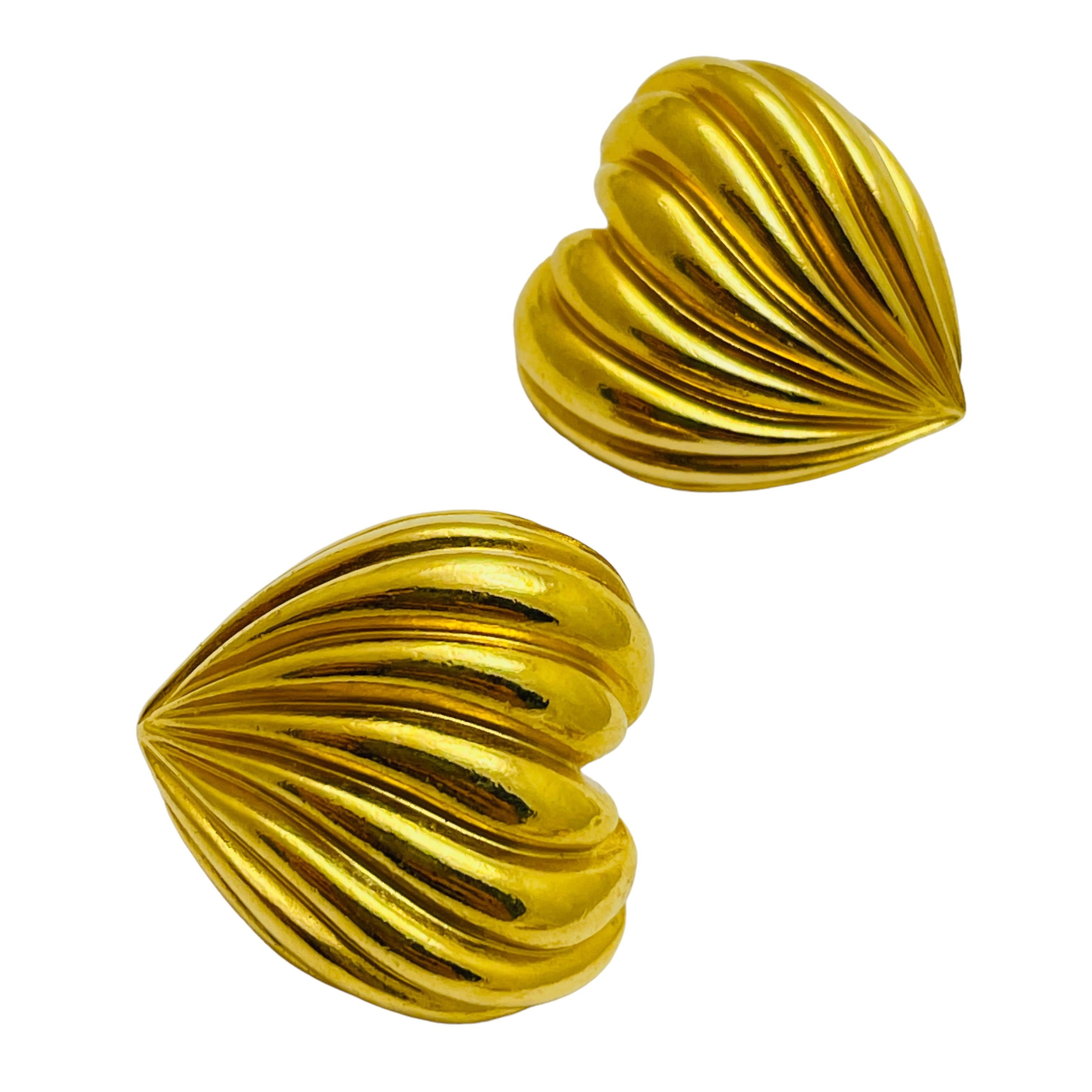 DETAILS

• signed  AVON

• gold tone 

• vintage designer earrings

MEASUREMENTS  

• 

CONDITION

•  very good vintage condition with minimal signs of wear 

 Sku 43

❤️❤️  VINTAGE DESIGNER JEWELRY ❤️❤️

❤️❤️  ALEXANDER’S BOUTIQUE  ❤️❤️