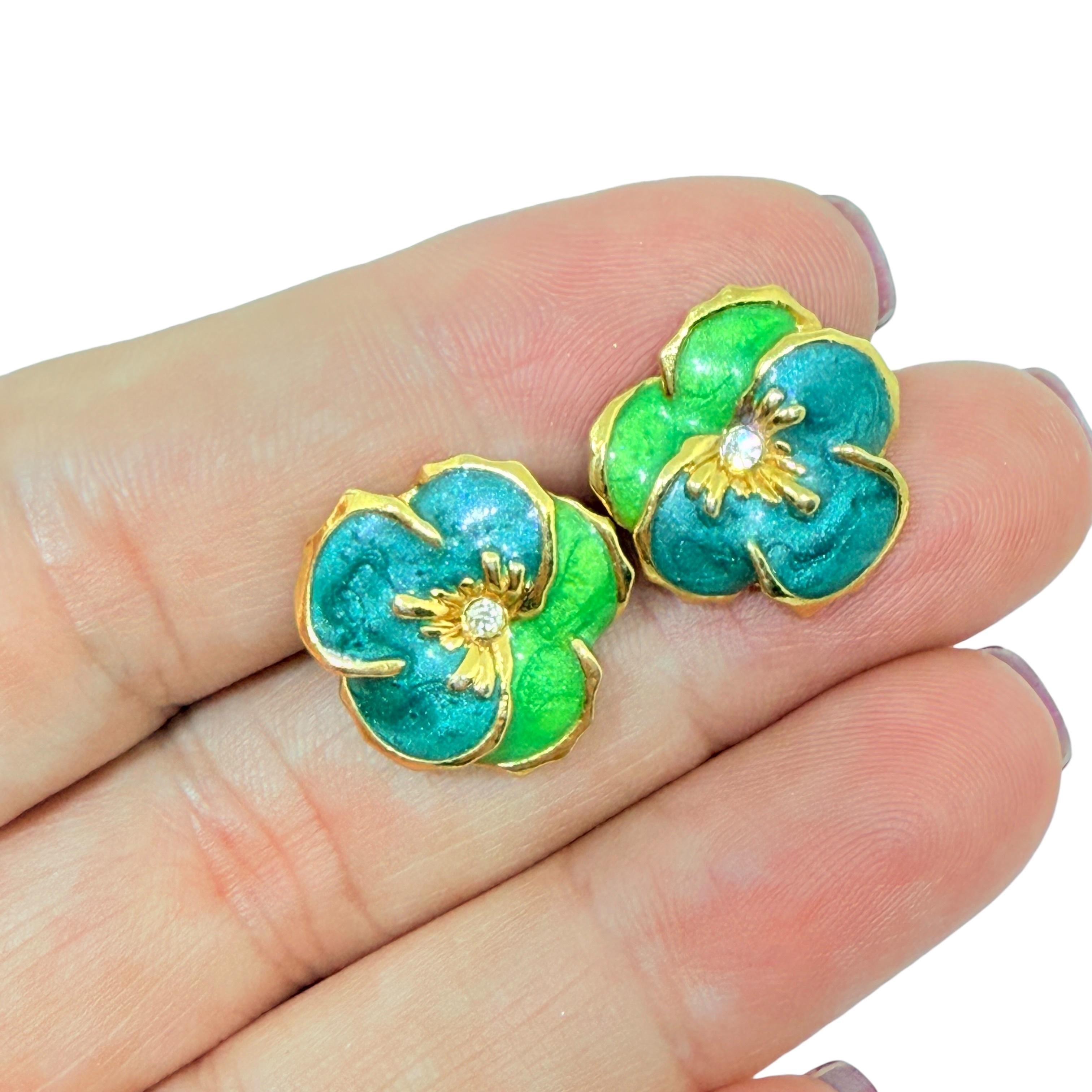 DETAILS

• signed AVON

• gold tone with enamel

• vintage designer earrings
 
MEASUREMENTS  

 5/8