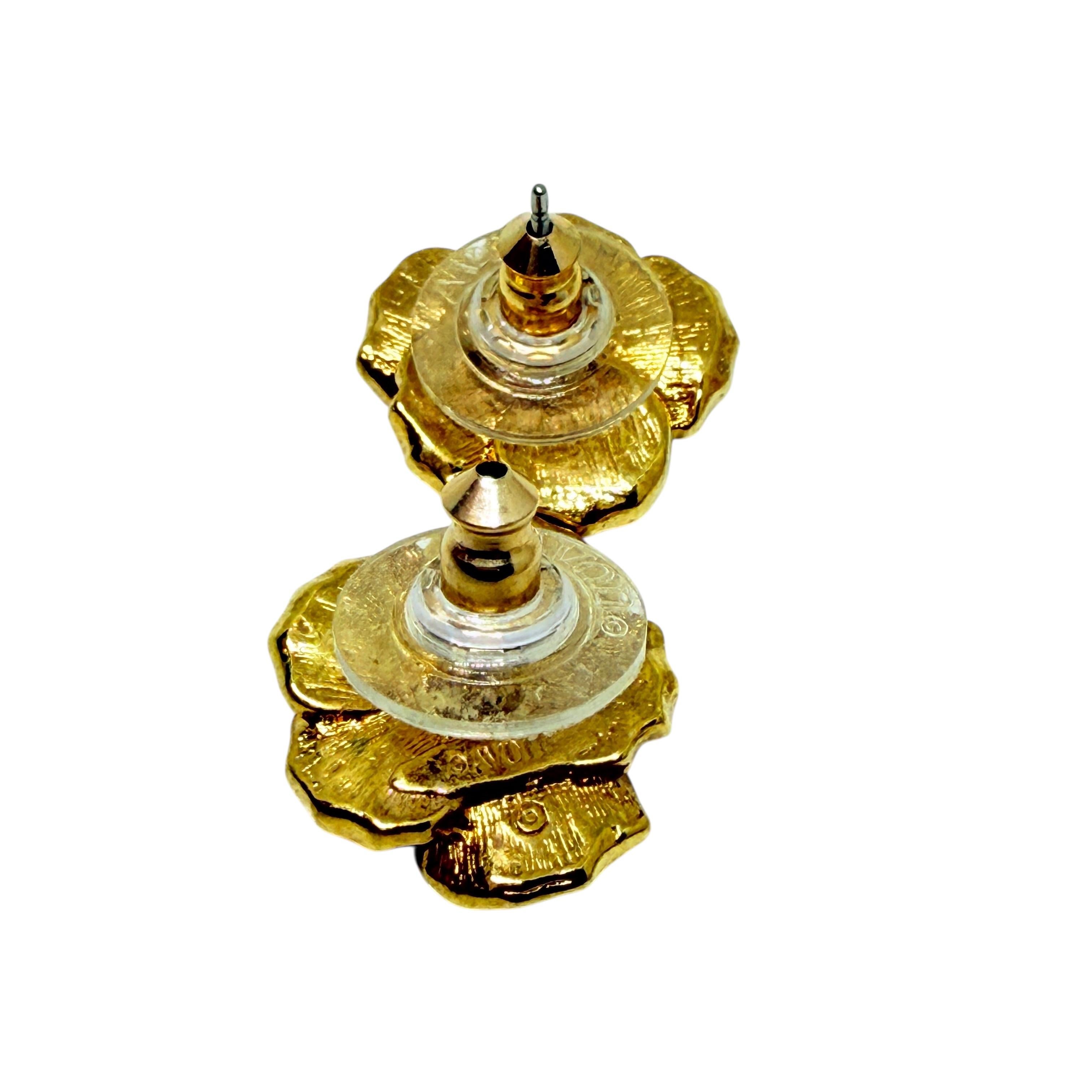 AVON signiert Gold Ton Emaille kleine Blume Designer Post-Ohrringe im Zustand „Gut“ im Angebot in Palos Hills, IL