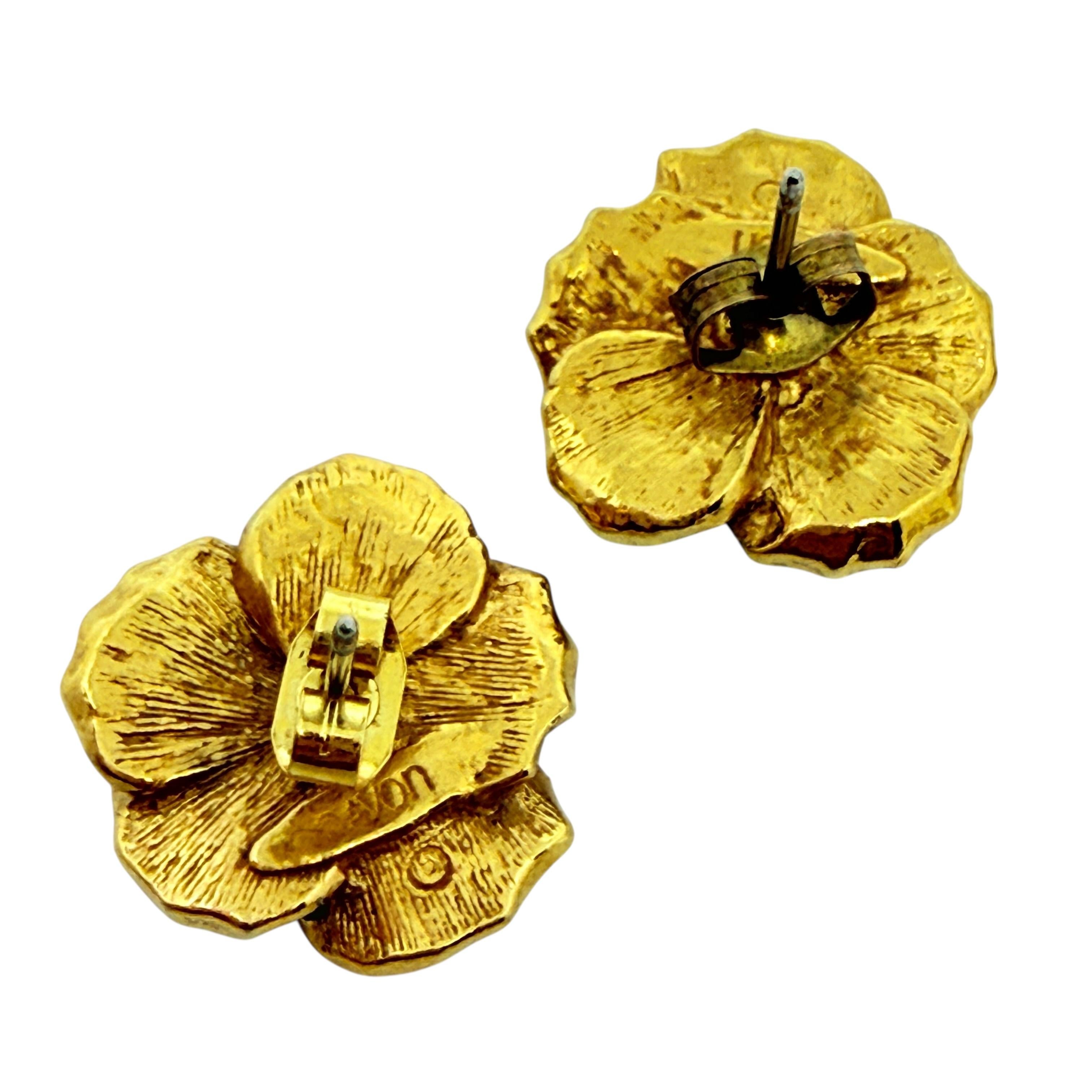 AVON signed gold tone enamel small flower designer post earrings In Good Condition For Sale In Palos Hills, IL