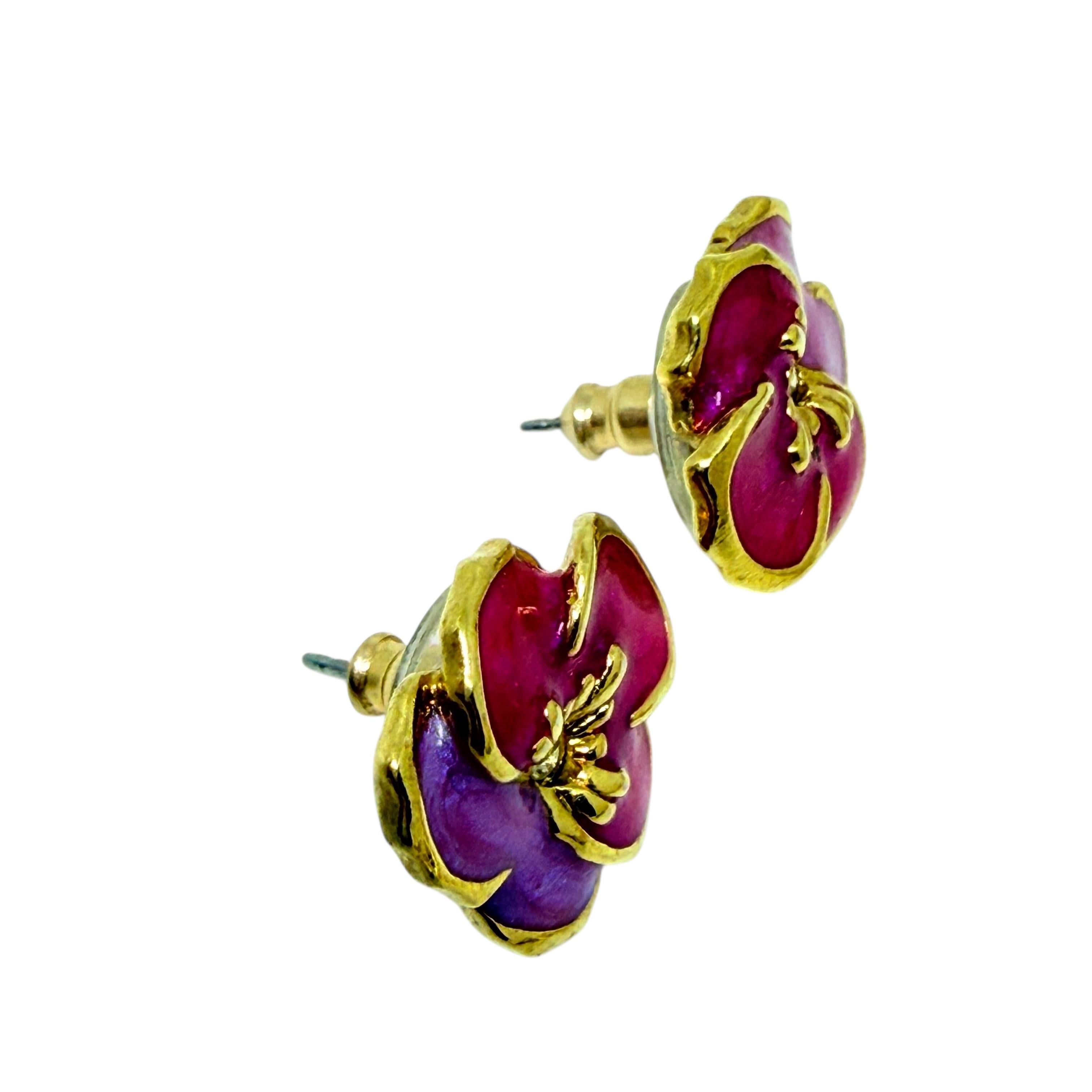 AVON signiert Gold Ton Emaille kleine Blume Designer Post-Ohrringe für Damen oder Herren im Angebot