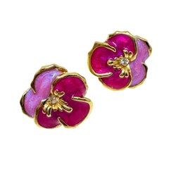 Avon - Boucles d
oreilles design avec petite fleur en émail doré, signées AVON