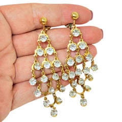 Pendientes colgantes de diseño con araña de brillantes en tono dorado firmados por AVON