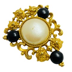 Broche de créateur signée AVON, couleur or avec fausses perles