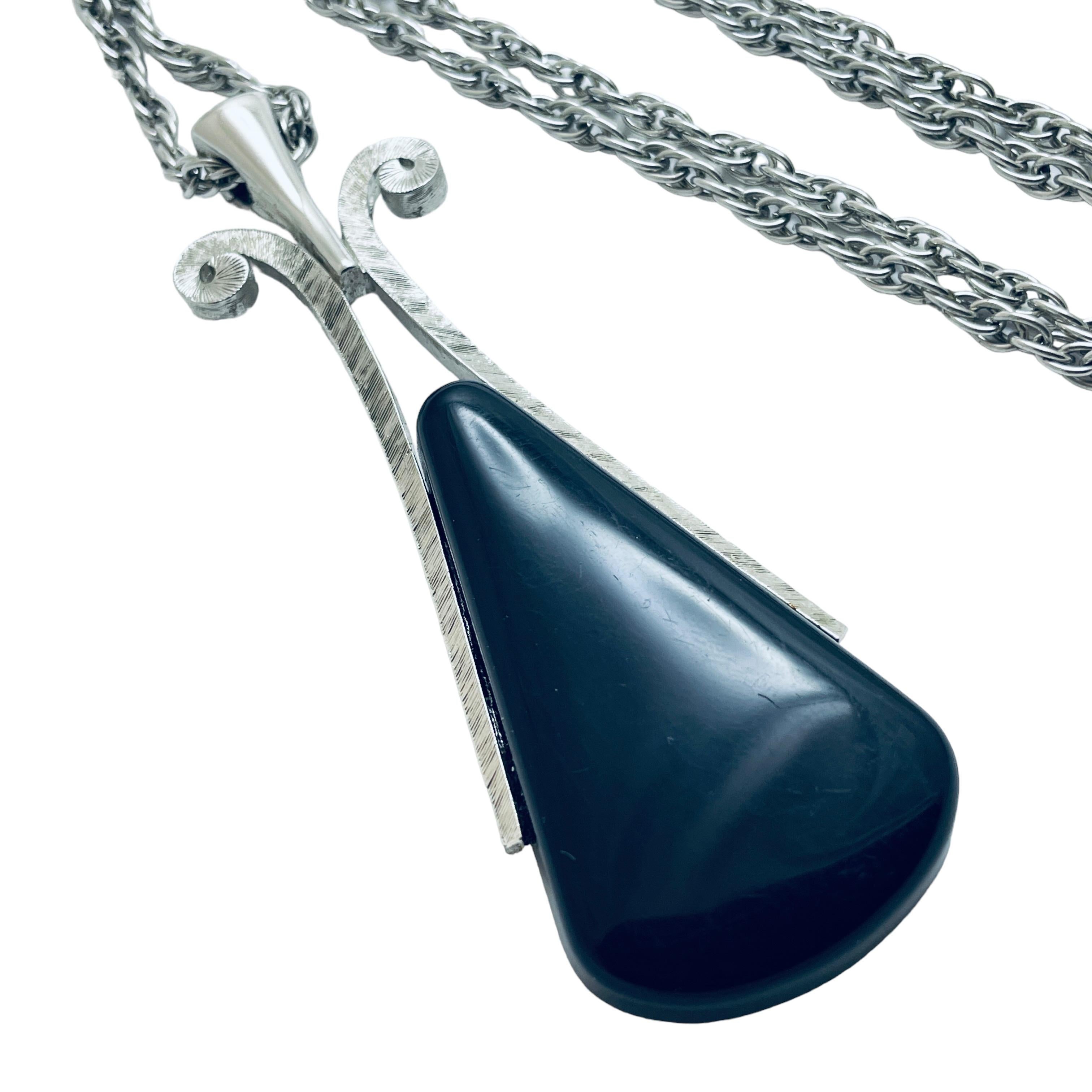 DETAILS

- • unterzeichnet AVON   

- • silberfarben mit schwarzem Lucite

- • Vintage Designer Laufsteg Halskette  

MASSNAHMEN  

- • 

CONDIT

- •  sehr guter Vintage-Zustand mit minimalen Gebrauchsspuren 

 Sku 40

❤️❤️  VINTAGE-DESIGNER-SCHMUCK