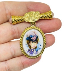 Spilla firmata AVON vintage in tonalità oro con ritratto di signora