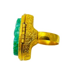 Bague de créateur vintage signée AVON, couleur or et faux jade sculpté