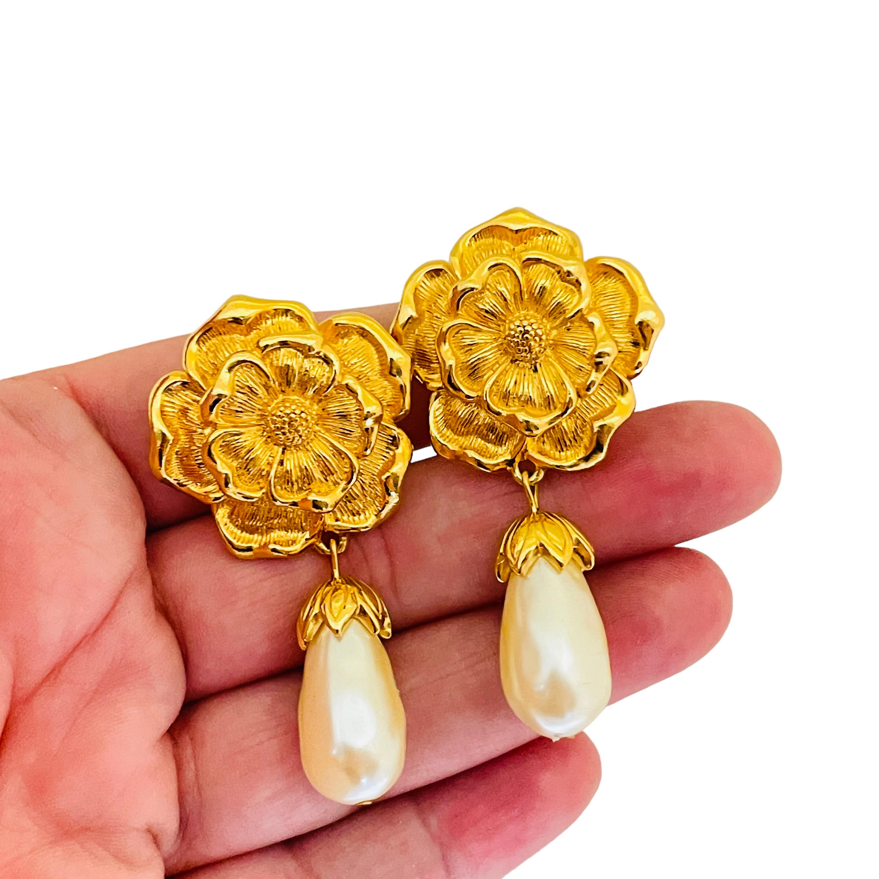 DETAILS

- • unterzeichnet AVON

- • goldfarben mit Kunstperle

- • Vintage-Designer-Ohrringe  

MASSNAHMEN  

- • 

CONDIT

- •  sehr guter Vintage-Zustand mit minimalen Gebrauchsspuren 

 Sku 33

❤️❤️   VINTAGE-DESIGNER-SCHMUCK   ❤️❤️

❤️❤️ 