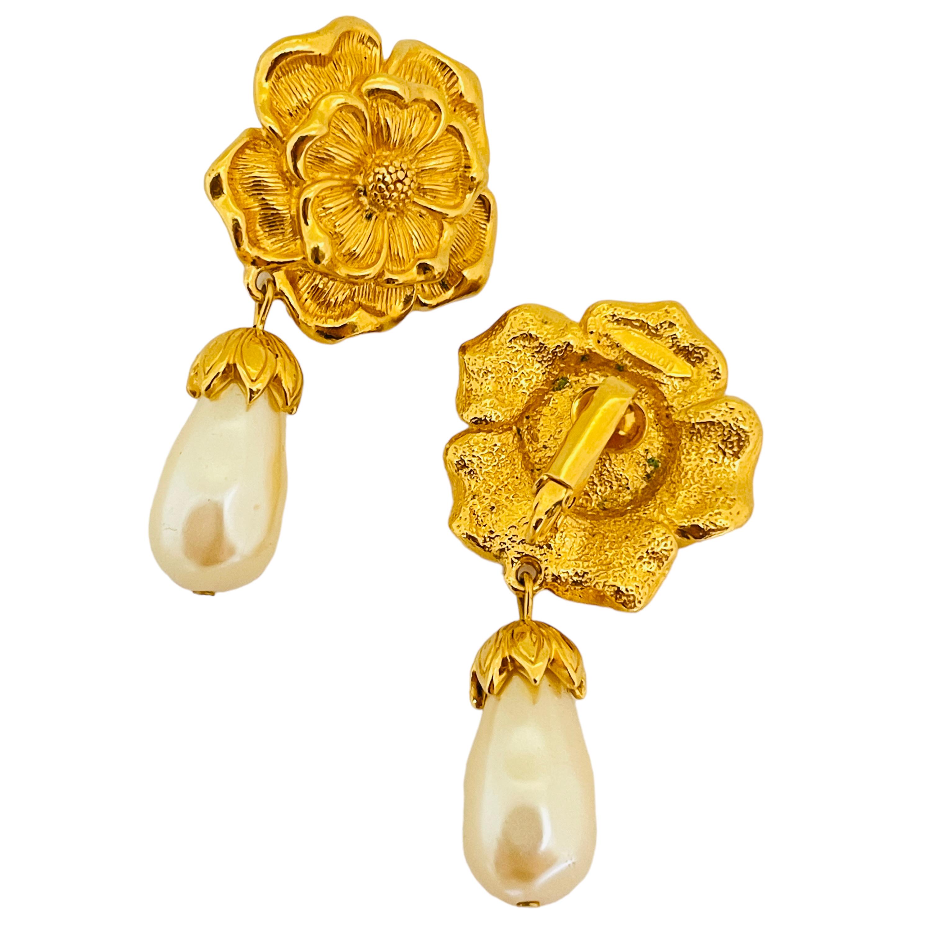 AVON signiert Jahrgang Goldton Blume Perle Designer Clip auf Ohrringe im Zustand „Gut“ im Angebot in Palos Hills, IL