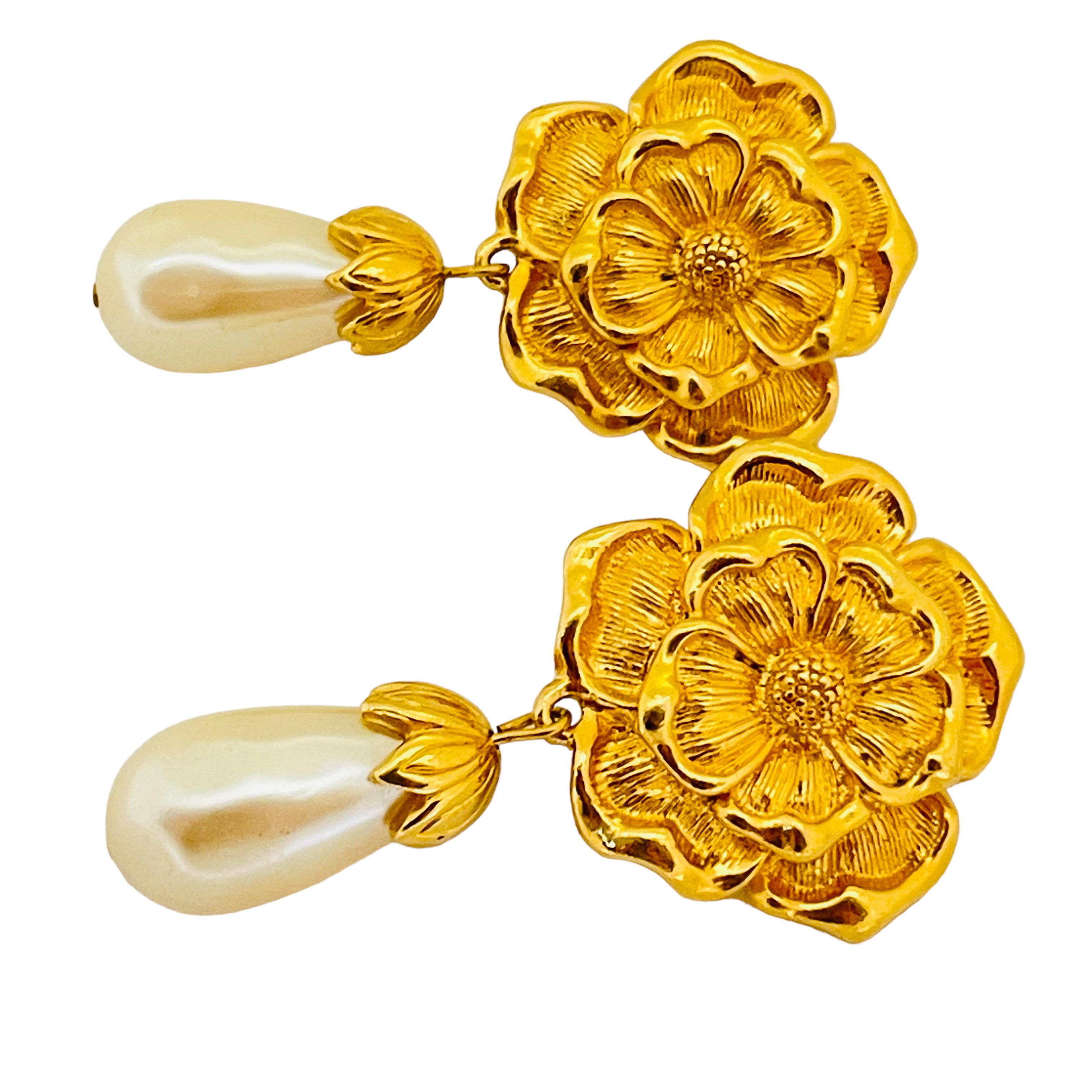 AVON signiert Jahrgang Goldton Blume Perle Designer Clip auf Ohrringe für Damen oder Herren im Angebot