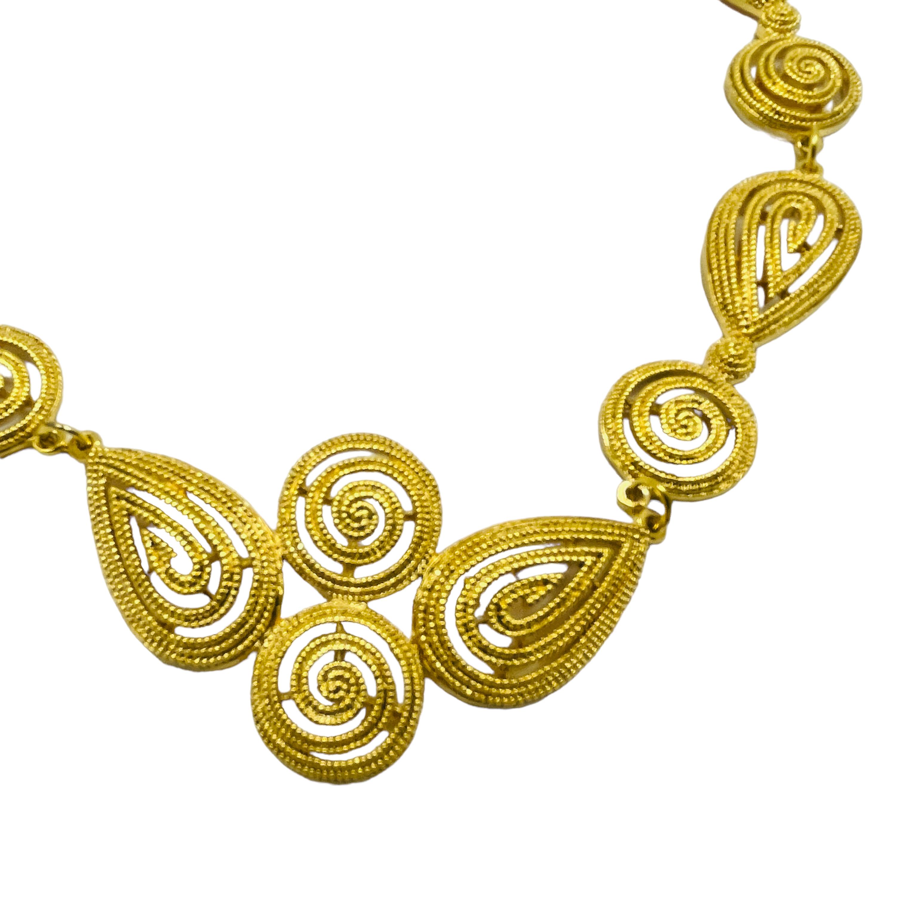 AVON firmato vintage in tonalità oro collana massiccia con catena a girocollo di design In condizioni buone in vendita a Palos Hills, IL