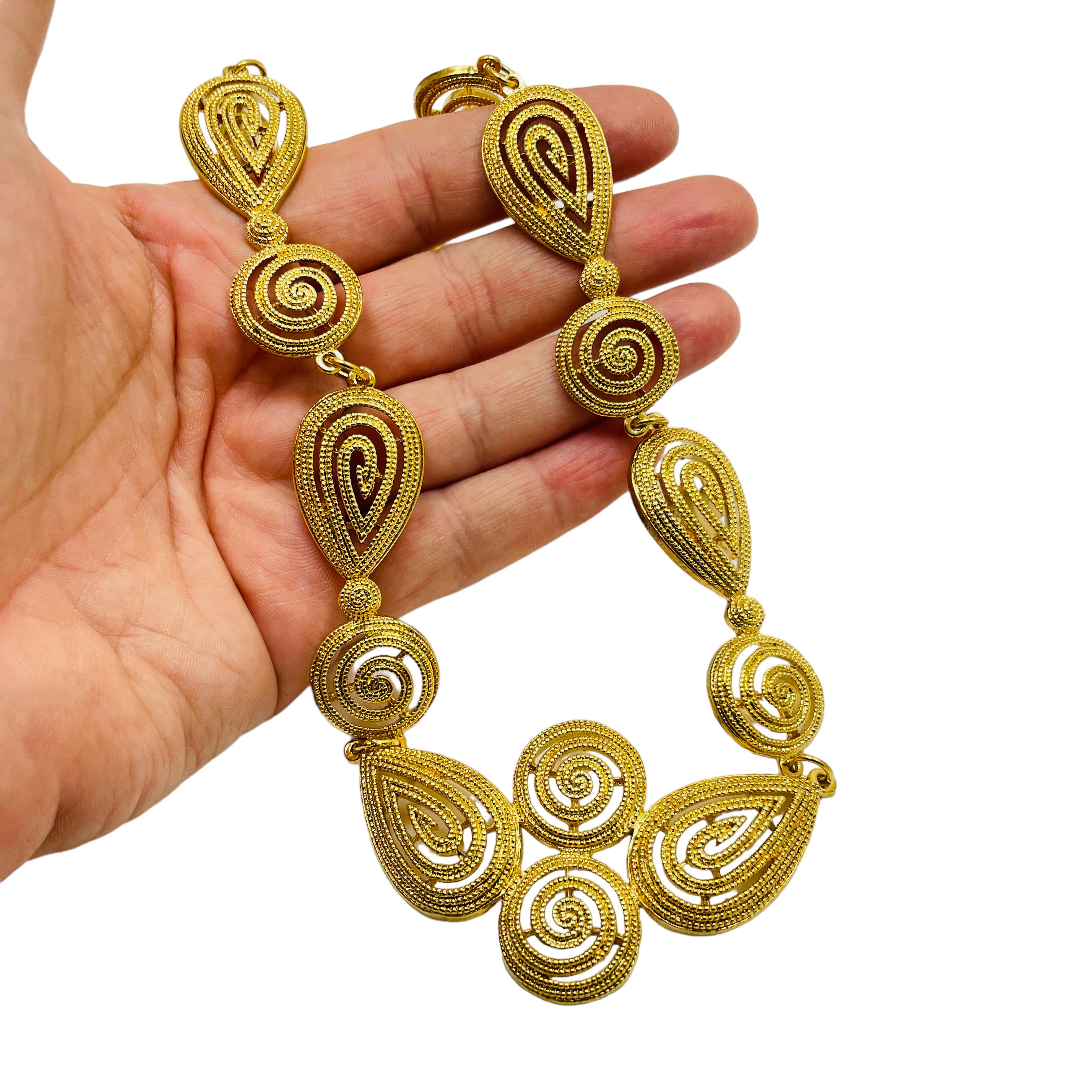 AVON firmato vintage in tonalità oro collana massiccia con catena a girocollo di design in vendita 1