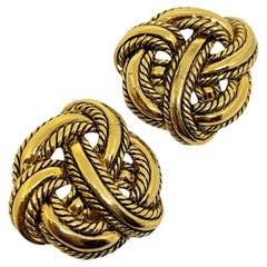Pendientes de clip de diseño vintage de AVON, con un nudo macizo y acabado dorado