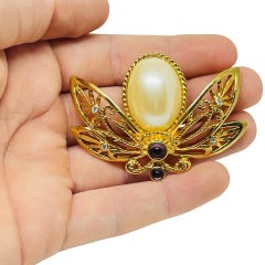 AVON signed vintage gold tone pearls amethyst eyes bee bug designer brooch