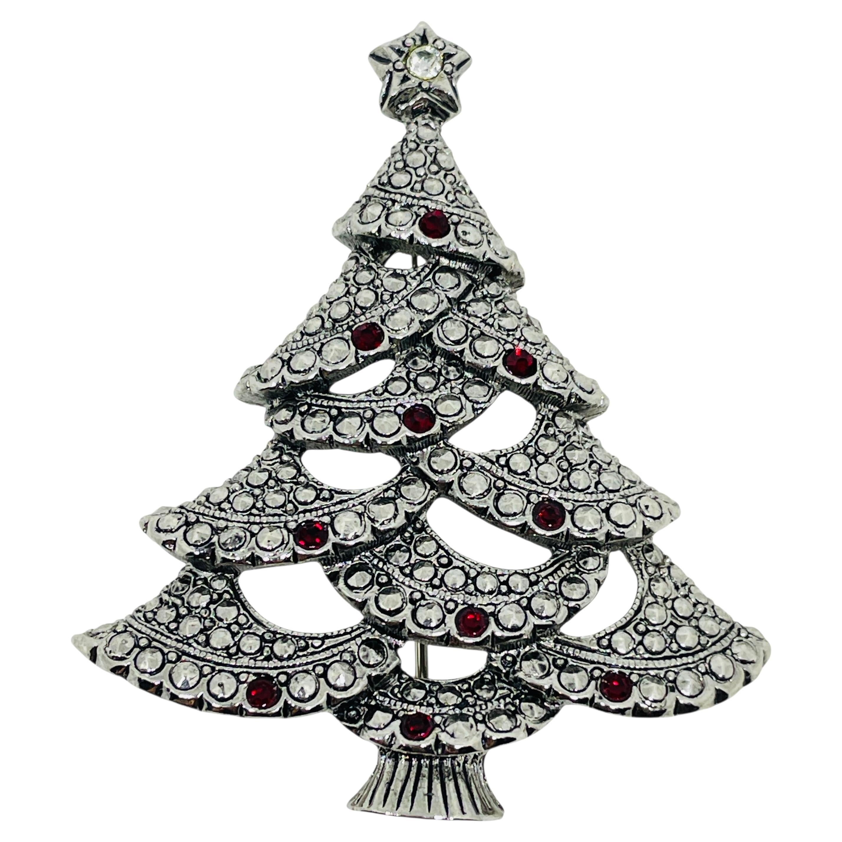 Avon - Épingle de Noël 
VICTORIAN TREE
 en strass rouge et argenté en vente
