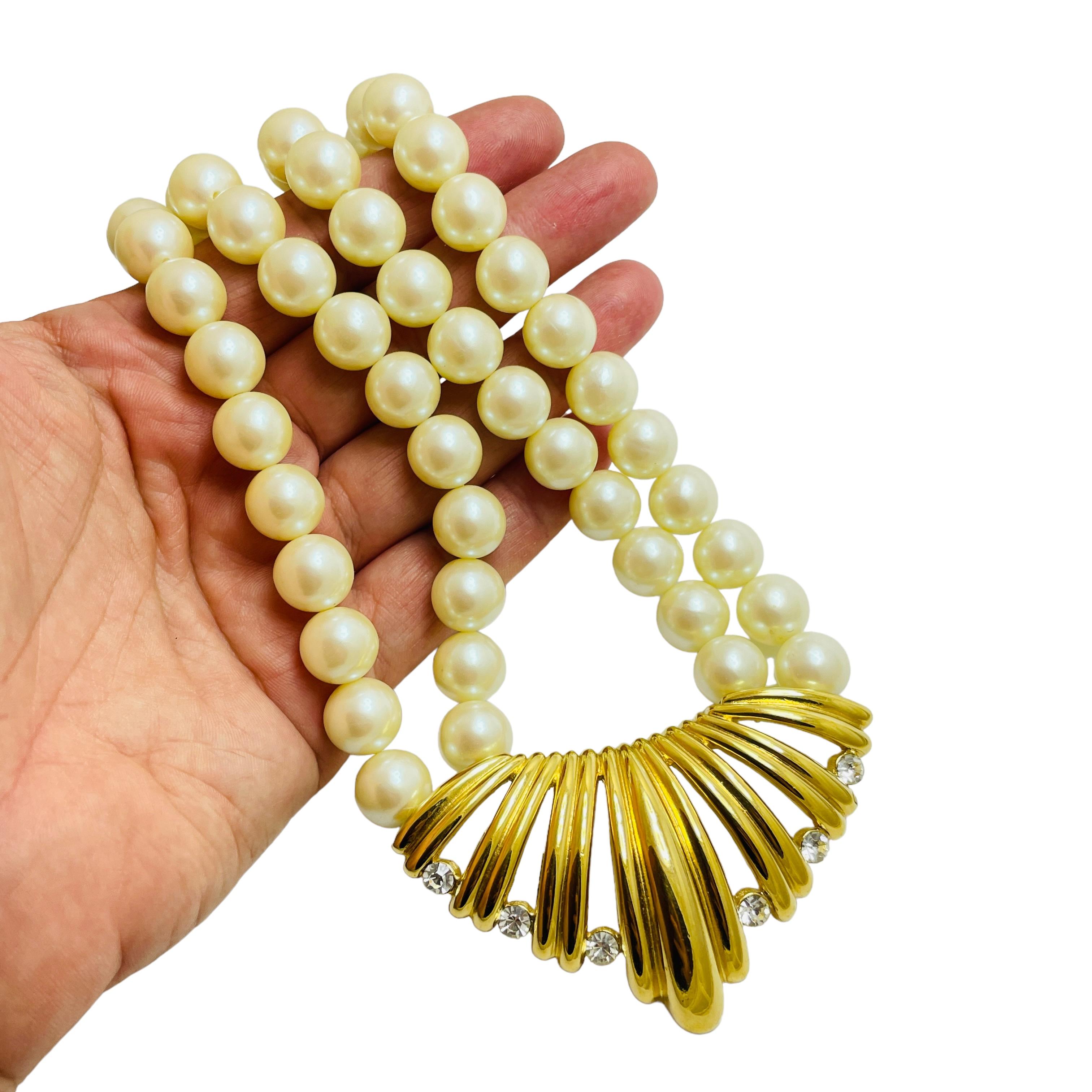 DETAILS

• signed AVON

• gold tone with rhinestones and faux pearls 

• vintage designer runway necklace

MEASUREMENTS

• 

CONDITION

• excellent vintage condition with minimal signs of wear

❤️❤️ VINTAGE DESIGNER JEWELRY ❤️❤️
❤️❤️ ALEXANDER'S