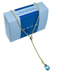 AVON Vintage goldfarbenes Designer-Lariat mit blauem Briolette-Kristall-Tropfen