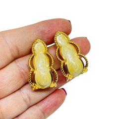 AVON vintage pendientes perforados de esmalte dorado de diseño