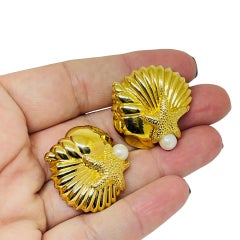 Pendientes de diseño de AVON con estrellas de mar, conchas y perlas en tono dorado vintage