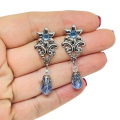 Pendientes de diseño vintage AVON en tono plateado y cristal azul