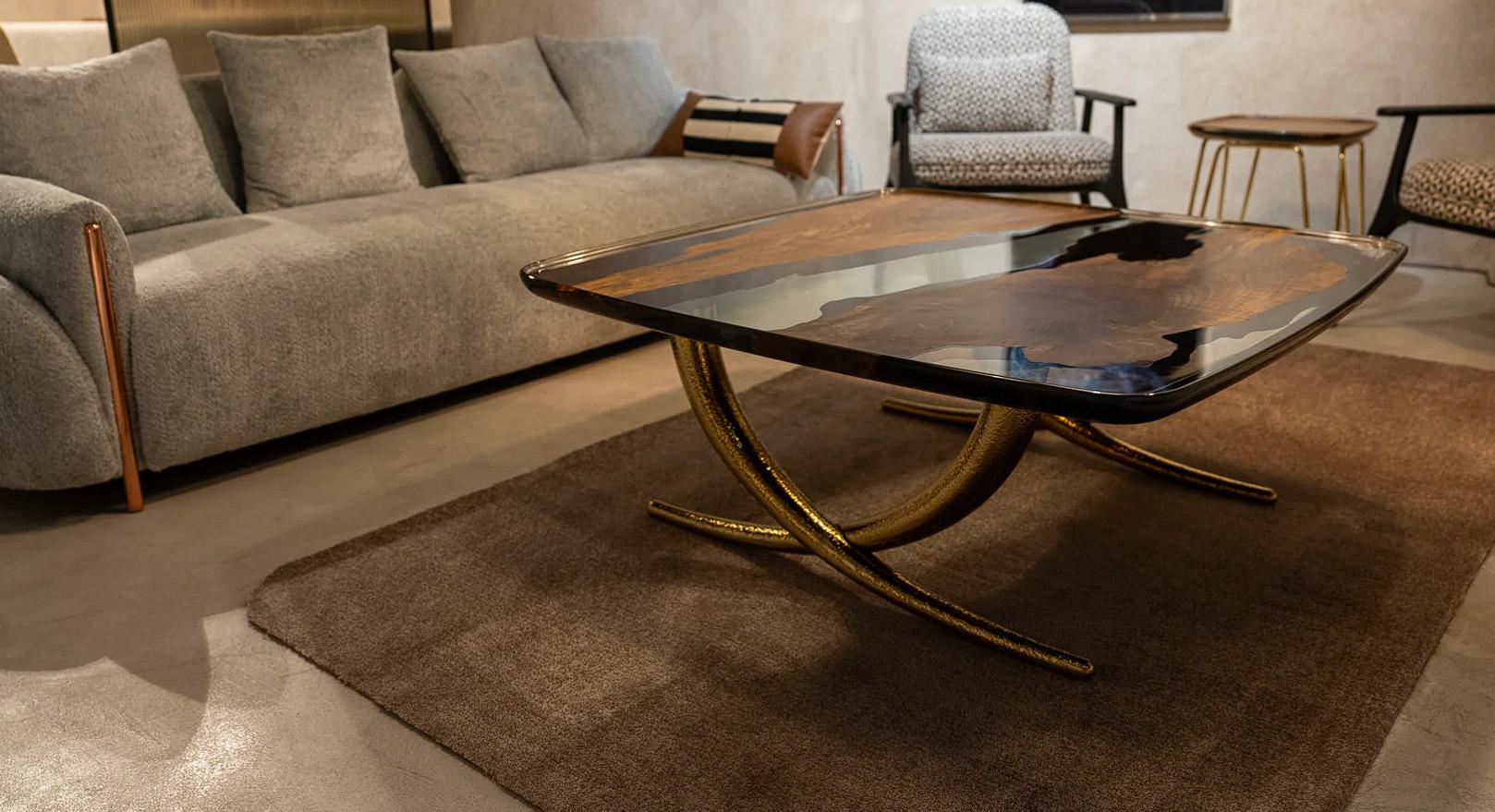 A genuine masterpiece of artisanal furniture. Crafted from the finest quality walnut wood, this coffee table emanates an aura of refined elegance and sophistication. 

The use of crystal clear resin to fill the natural crevices and knots in the wood