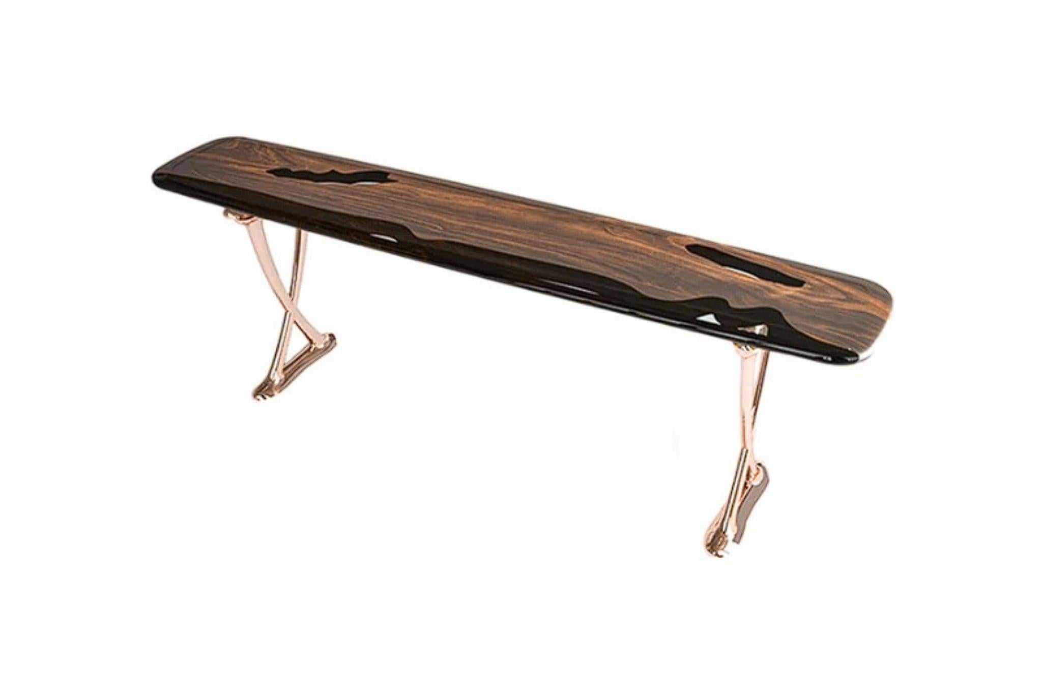Nous sommes fiers de présenter la console MEDMA, un meuble étonnant fabriqué en bois de noyer riche et de haute qualité. La console est dotée d'un design unique qui allie avec art la beauté naturelle du bois à la résilience cristalline de la résine