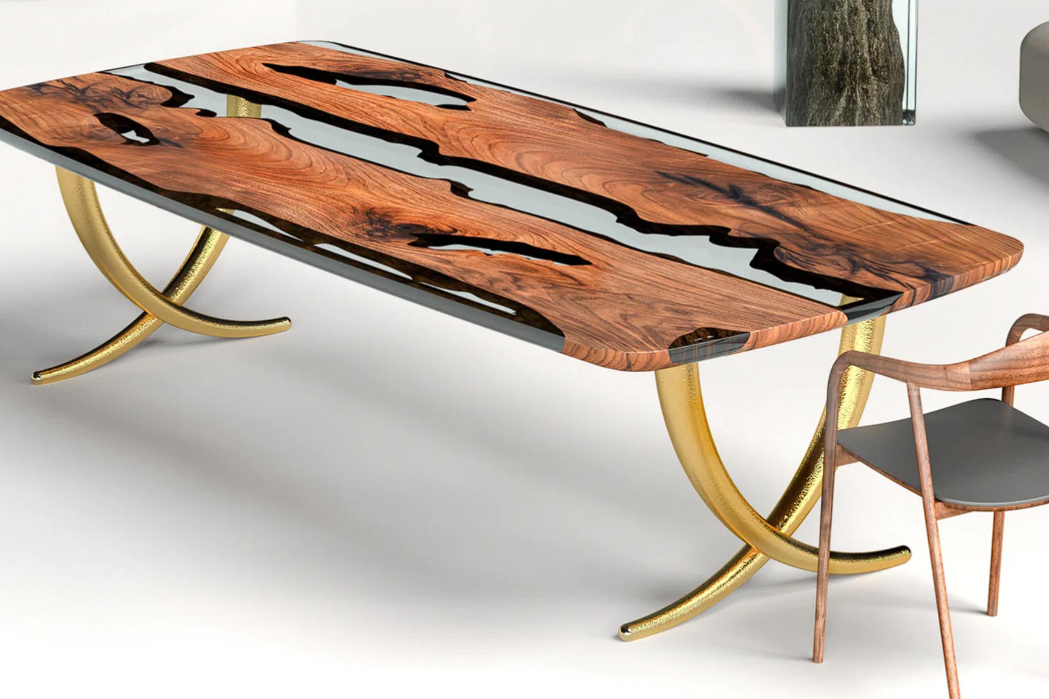 La table est fabriquée en bois massif de noyer d'Anatolie, réputé pour sa solidité et sa durabilité. 

Ce qui rend cette table vraiment unique, c'est sa base, qui a été fabriquée à l'aide d'environ 40 000 coups de marteau, ce qui en fait une pièce