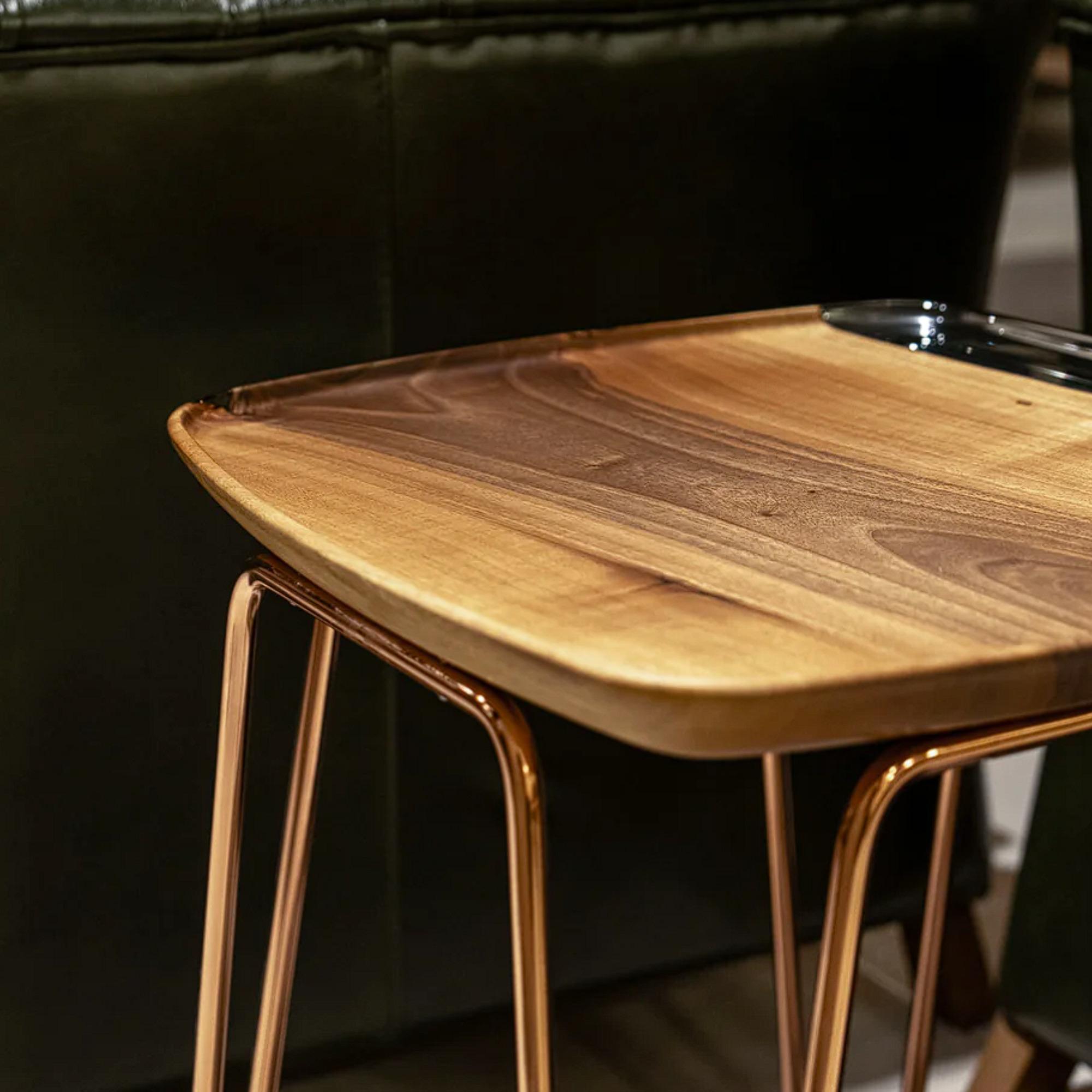 Der Beistelltisch Avorio ist ein wunderschönes Möbelstück, das mit viel Liebe zum Detail handgefertigt wird. Aus hochwertigem anatolischen Nussbaumholz gefertigt, ist dieser Tisch nicht nur elegant, sondern auch langlebig. Die kristallklare