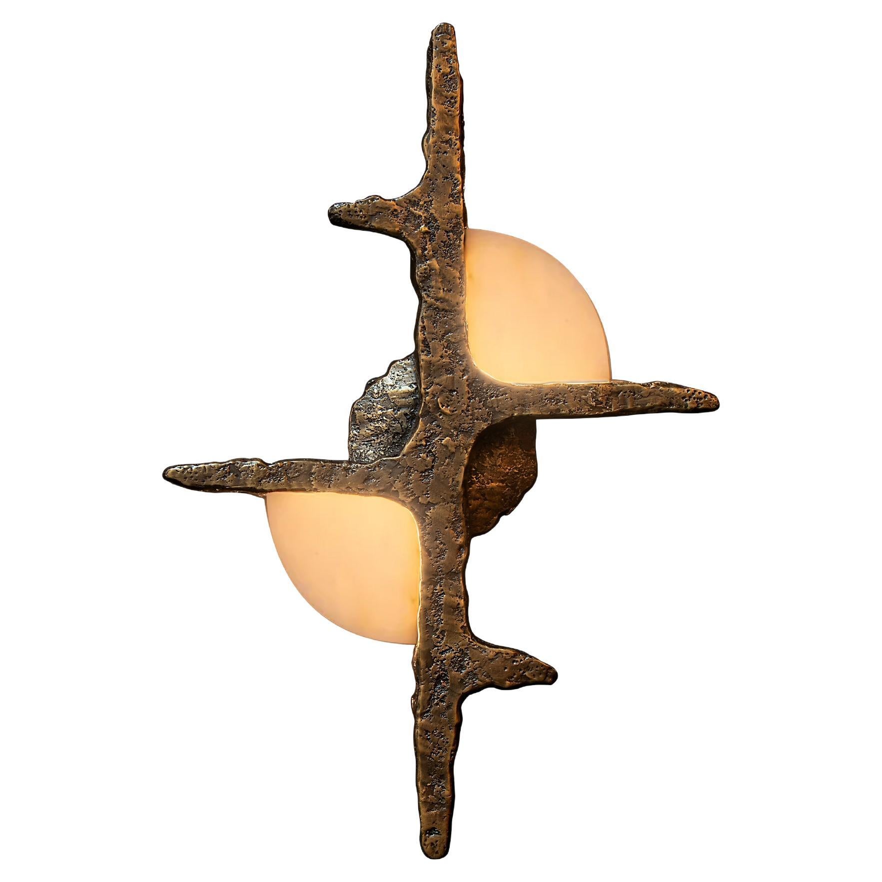 Boccioli di caldo alabastro naturale - forieri di primavera dopo un lungo inverno - si annidano in cornici di bronzo fuso di ispirazione brutalista. Taglie personalizzate disponibili. 

I modelli della collezione sono realizzati singolarmente a mano