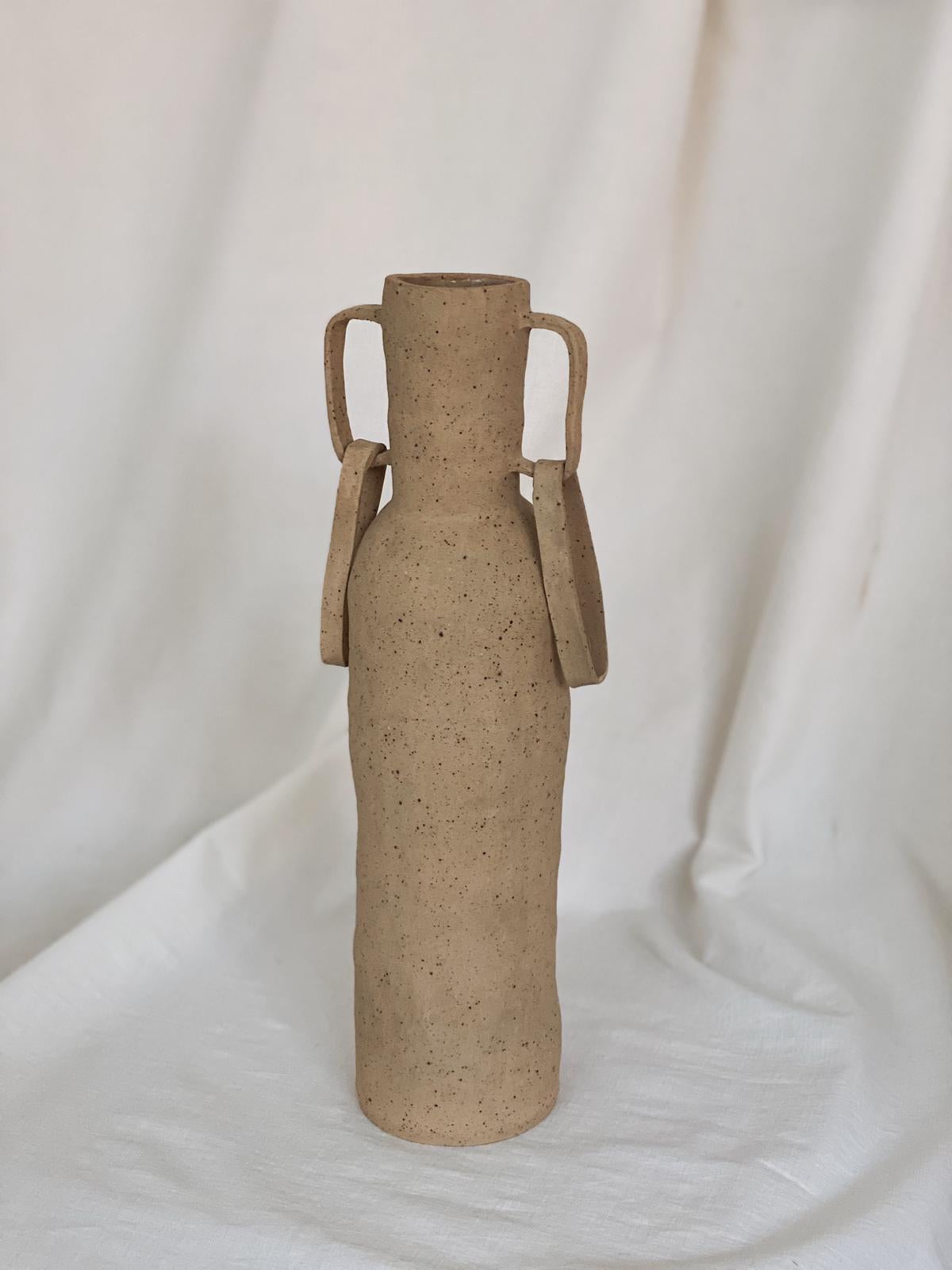 Vaso Avril di Studio A
Unico nel suo genere.
Dimensioni: D 12 x L 80 x H 35 cm.
Materiali: Gres specchiato finitura naturale, interno smaltato trasparente.

Sicuro per l'acqua. A causa della lavorazione a mano di questo articolo, ogni pezzo sarà