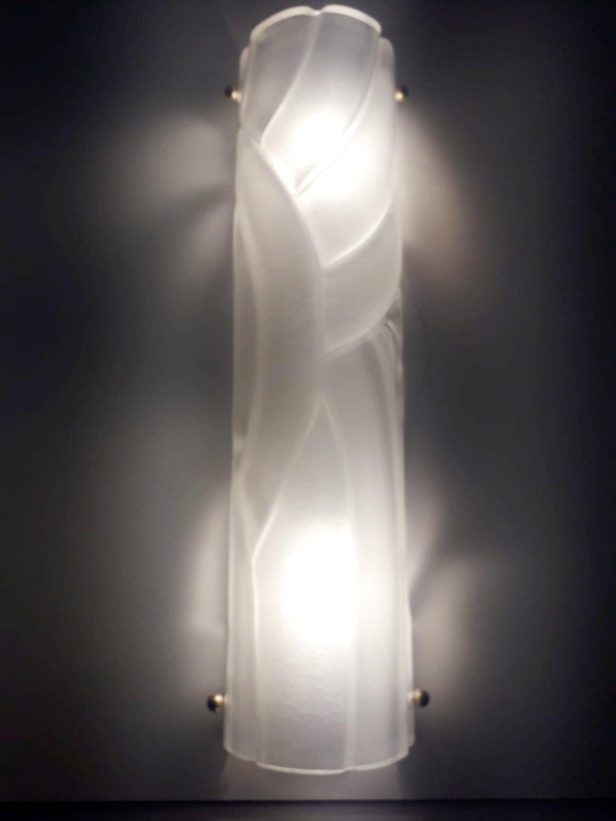 Lampada da parete o da incasso in stile Art Deco italiano, in vetro di Murano smerigliato soffiato a mano per creare un elegante motivo avvolgente, montata su una struttura in metallo bianco / disegnata da Fabio Bergomi per Fabio Ltd, made in