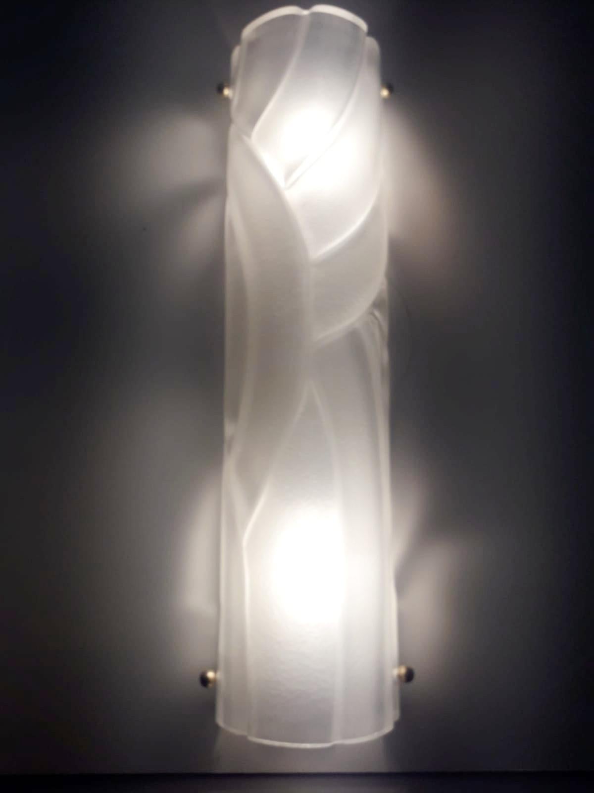 Aplique de pared o empotrable de estilo Art Decó italiano mostrado en cristal de Murano esmerilado soplado a mano para crear un elegante patrón de diseño envuelto, montado en un marco de metal blanco / Diseñado por Fabio Bergomi para Fabio Ltd /