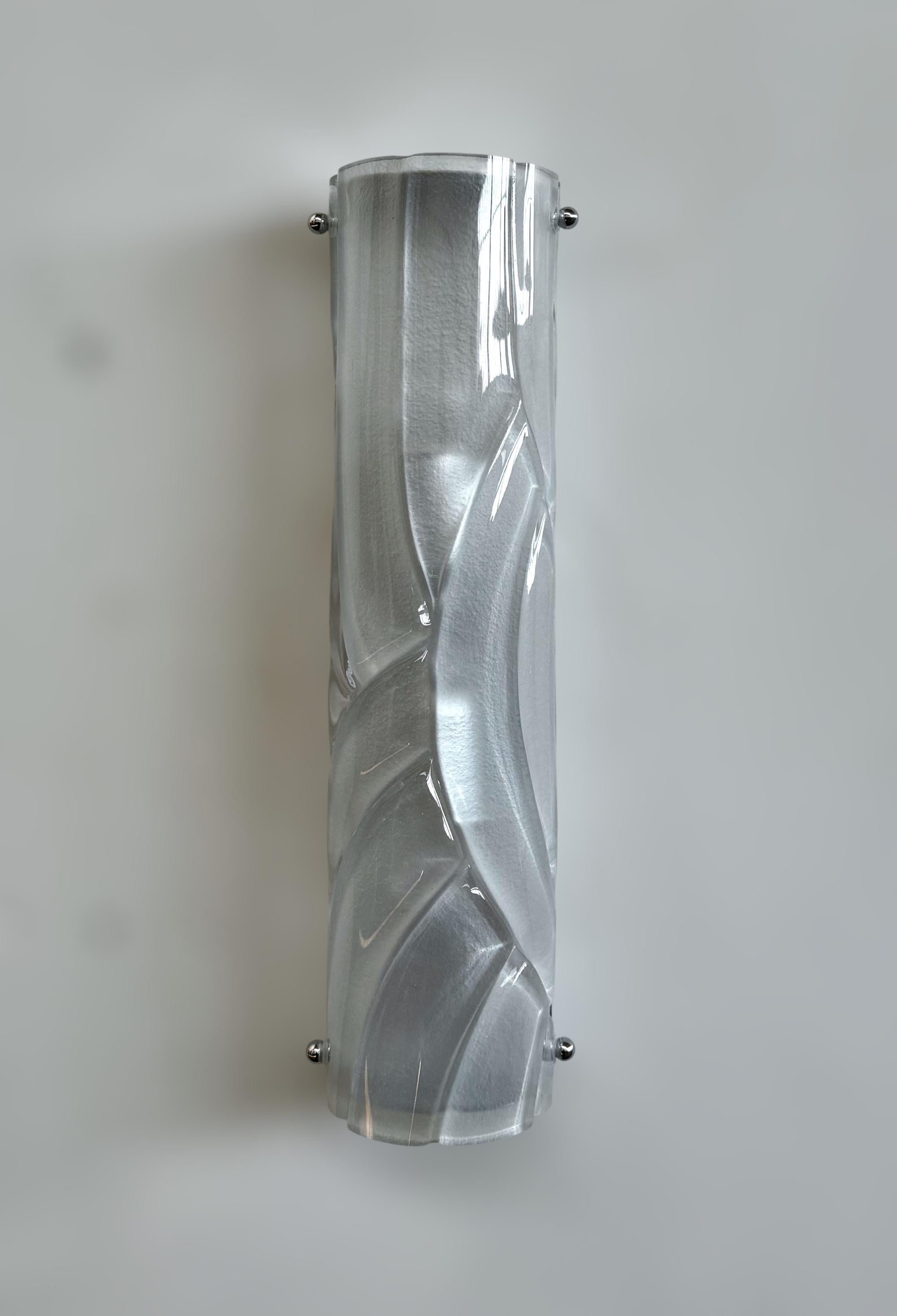 Italienische Wandleuchte im Art-Déco-Stil aus mundgeblasenem, mattiertem Murano-Glas, montiert auf einem verchromten Vollmetallrahmen / Made in Italy by Fabio Ltd
2 Leuchten / Typ E12 oder E14 / je max. 40W
Höhe: 16 Zoll / Breite: 4 Zoll / Tiefe: 3