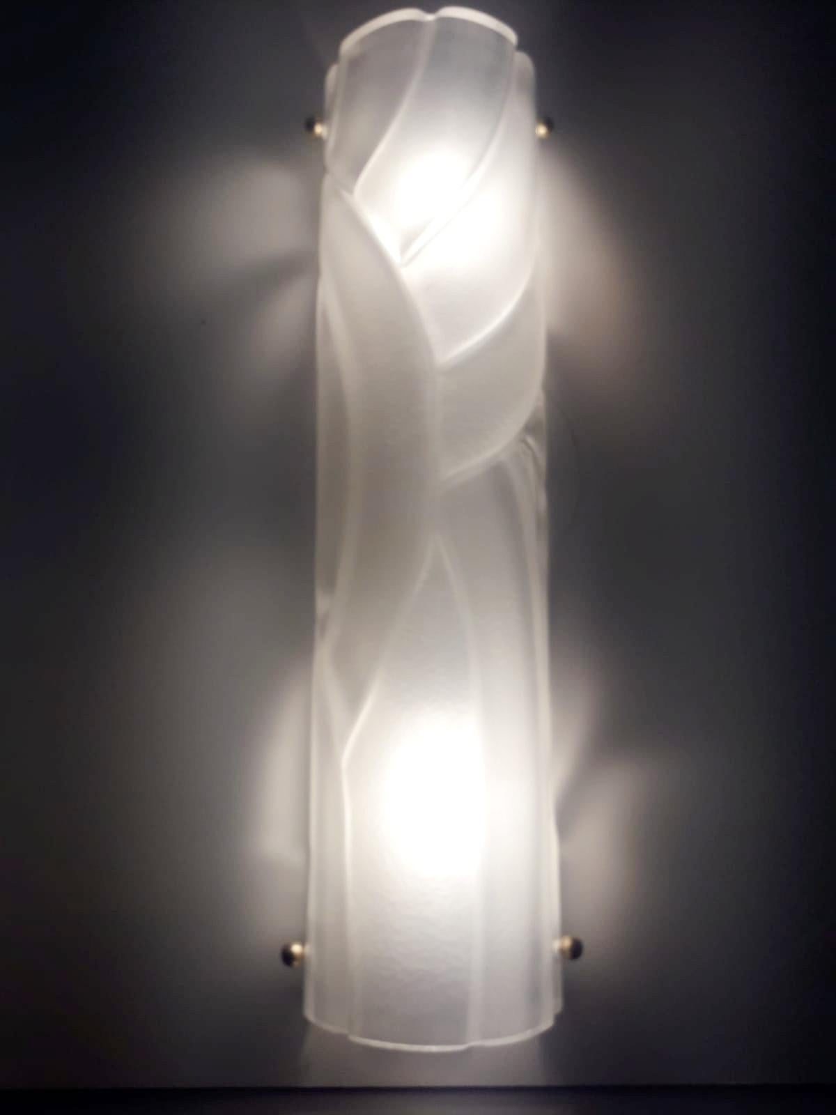 Wandleuchte im italienischen Art-Déco-Stil aus mundgeblasenem, mattiertem Murano-Glas, montiert auf weißem Metallrahmen / Entworfen von Fabio Bergomi für FABIO LTD / Hergestellt in Italien
2 Leuchten / Typ E12 oder E14 / je max. 40W
Höhe: 16 Zoll /