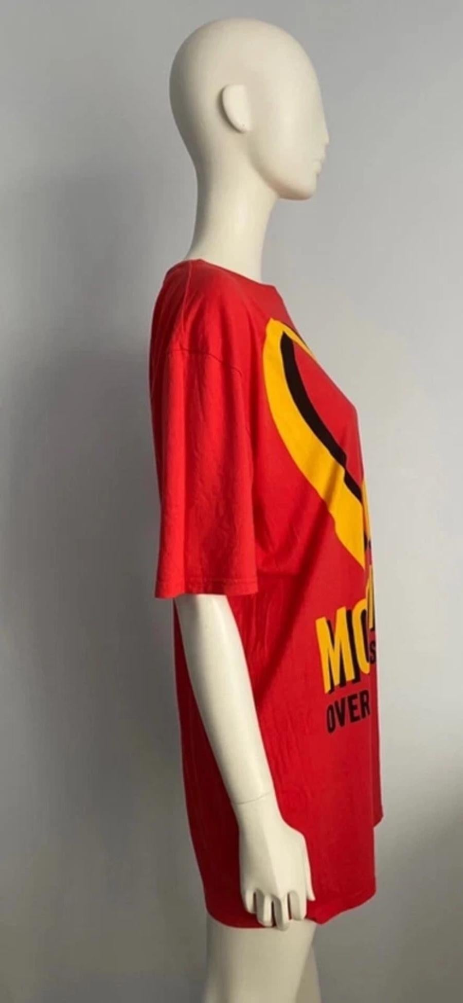 ¡Una pieza icónica de la primera colección de Jeremy Scott como director creativo de Moschino! ¡Súper raro!

Moschino Couture
McDonald's Camiseta sobredimensionada roja Fast Food Jersey Dress 
Colección AW14 de Jeremy Scott




¡¡¡100%