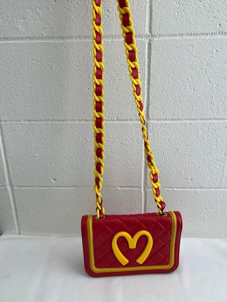 AW14 MOSCHINO McDonald's Fast Food '20 Billion Served' Bolso acolchado rojo en venta 6