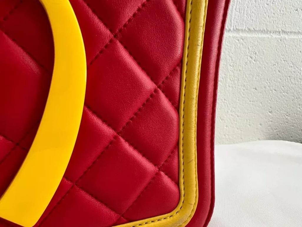 AW14 MOSCHINO McDonald's Fast Food '20 Billion Served' Bolso acolchado rojo en venta 9
