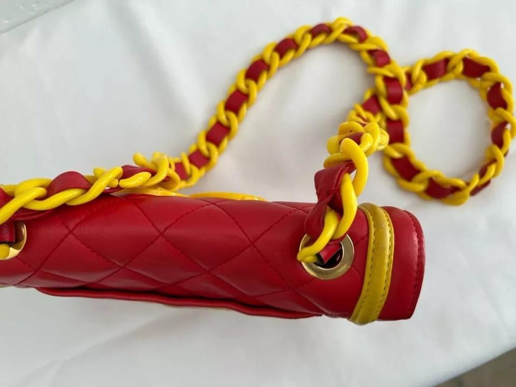AW14 MOSCHINO McDonald's Fast Food '20 Billion Served' Bolso acolchado rojo en venta 1