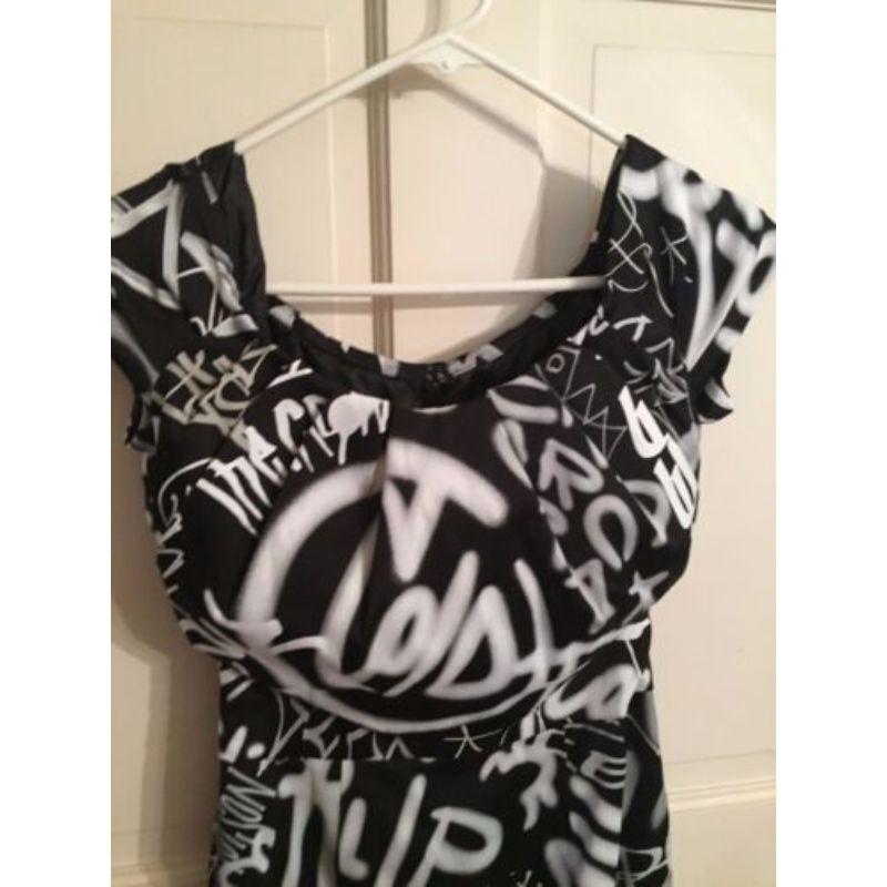 Noir AW15 Moschino Couture Jeremy Scott - Robe Graffiti noire/blance à col bénitier en vente